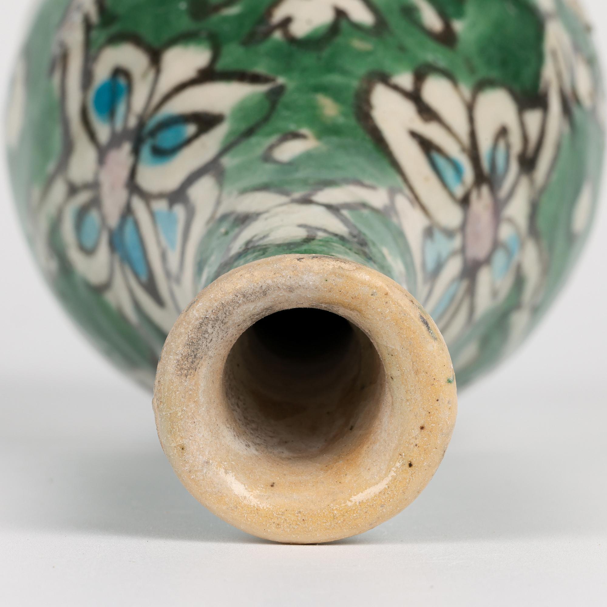 Vase persan peint à la main en forme de bouteille avec motif d'artichaut en vente 1
