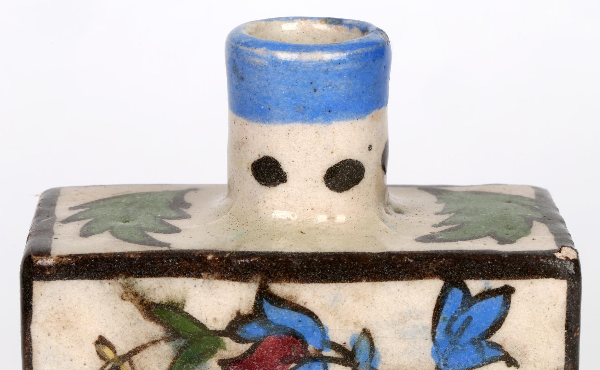 Vase persan en faïence peint à la main avec un cerf et un oiseau en vente 2