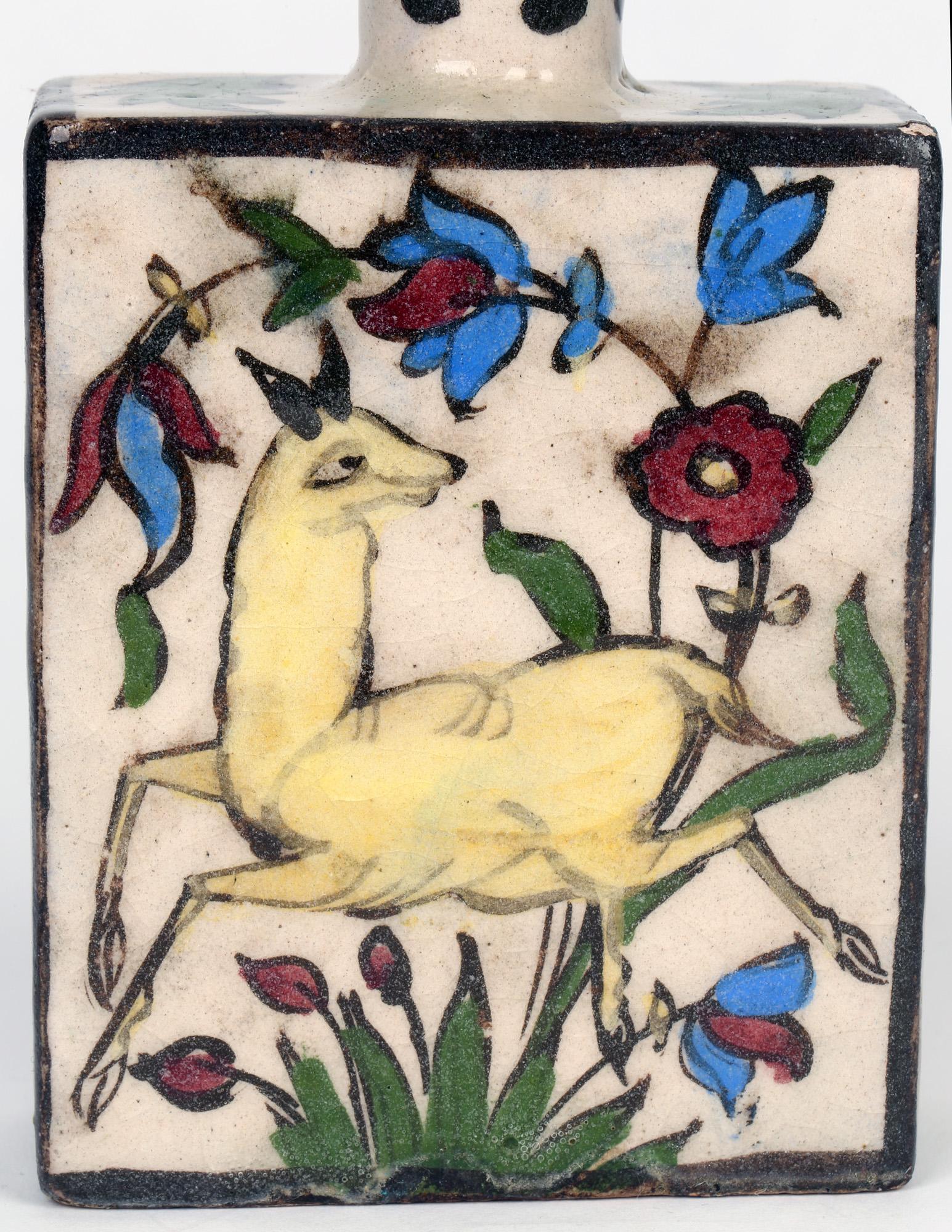 Vase persan en faïence peint à la main avec un cerf et un oiseau en vente 3