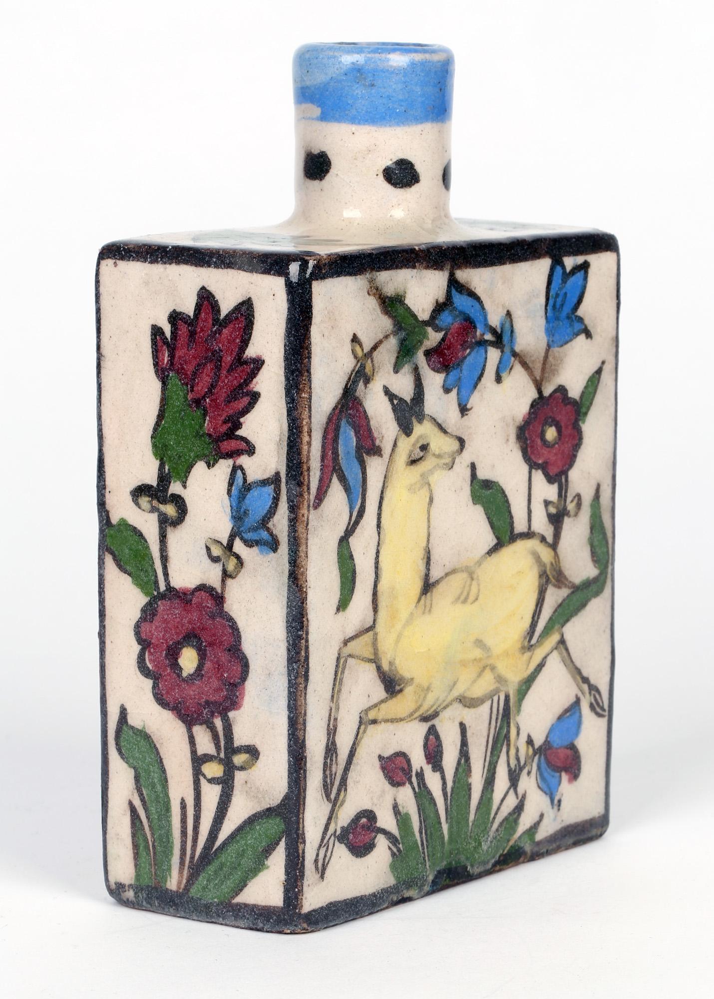 Vase persan en faïence peint à la main avec un cerf et un oiseau en vente 4