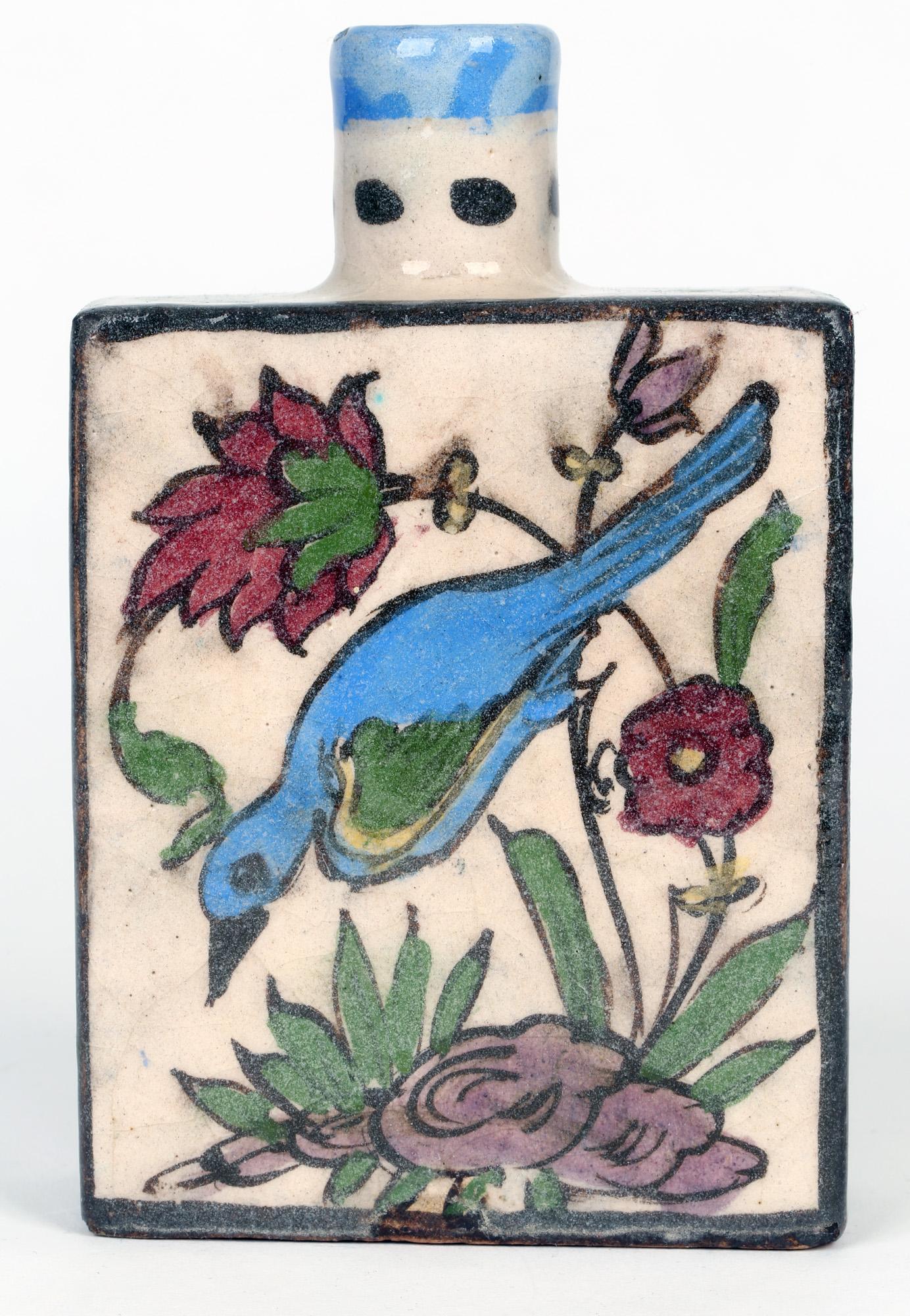 Islamique Vase persan en faïence peint à la main avec un cerf et un oiseau en vente