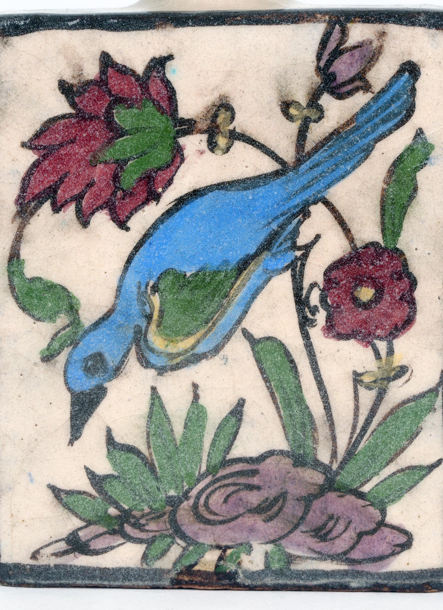 Fait main Vase persan en faïence peint à la main avec un cerf et un oiseau en vente