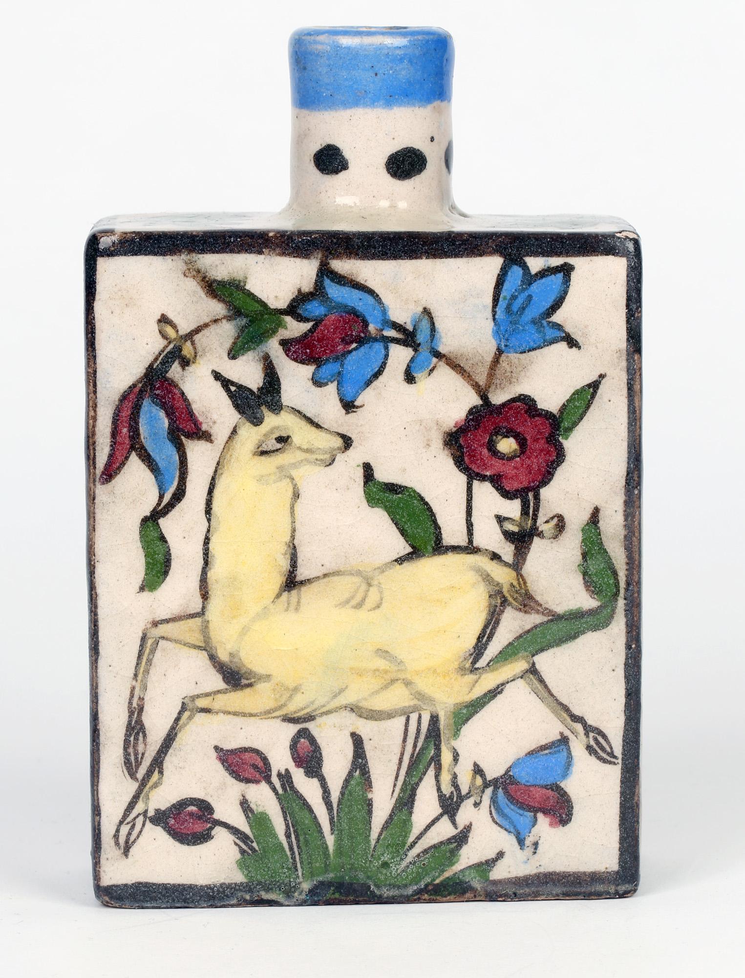 Vase persan en faïence peint à la main avec un cerf et un oiseau en vente 1
