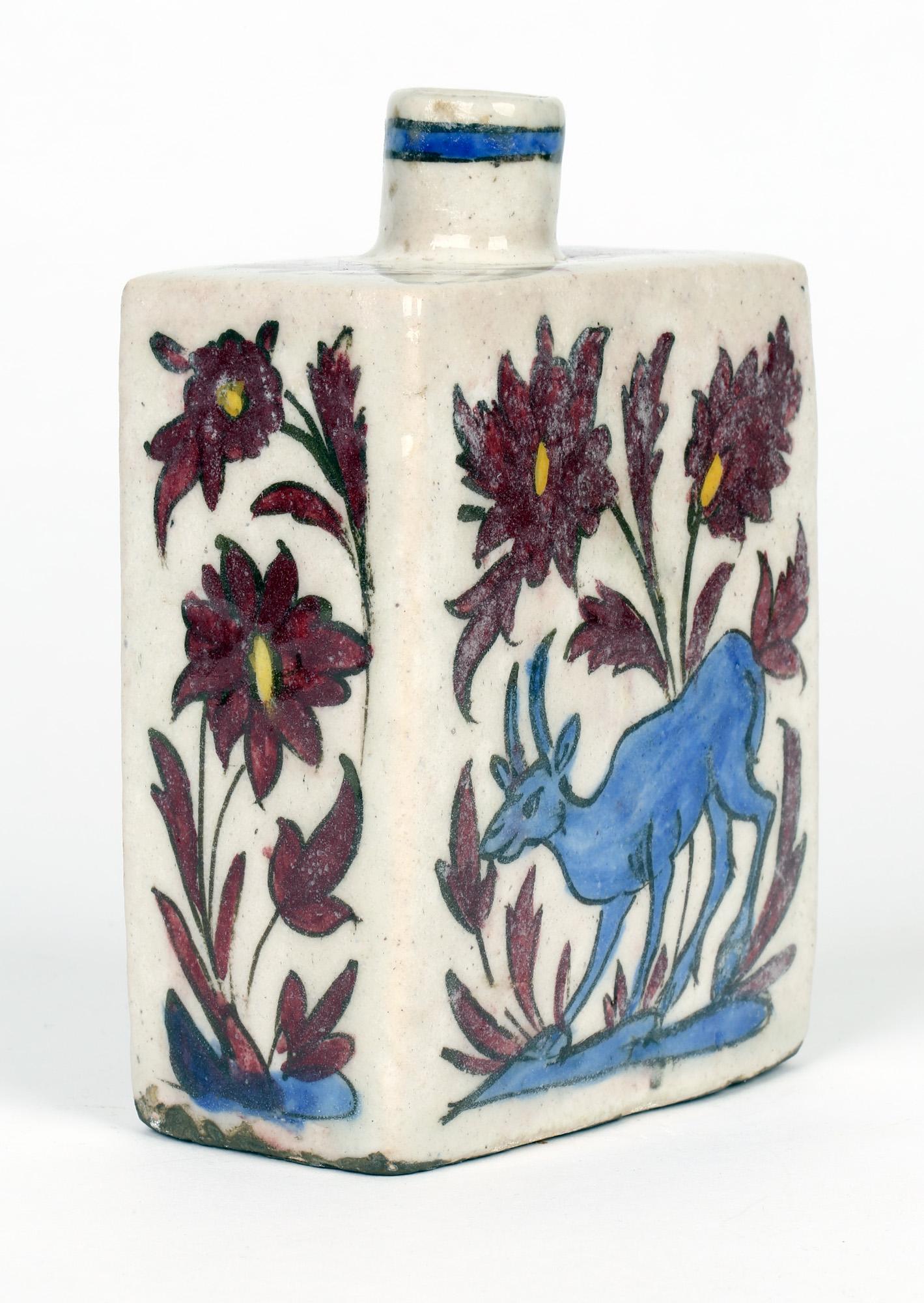 Vase persan en faïence peint à la main avec un lion et une anthélope en vente 3