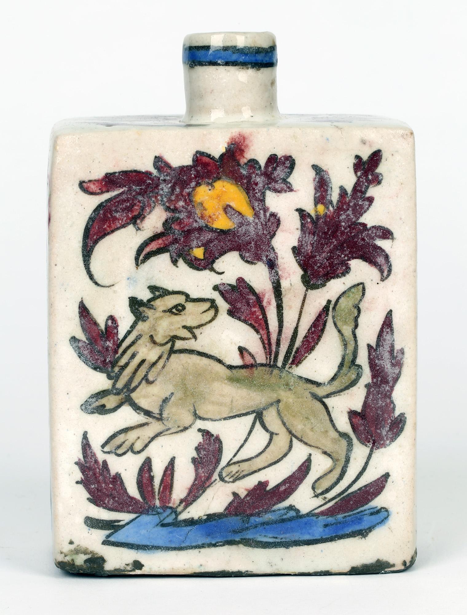 Vase persan en faïence peint à la main avec un lion et une anthélope en vente 4