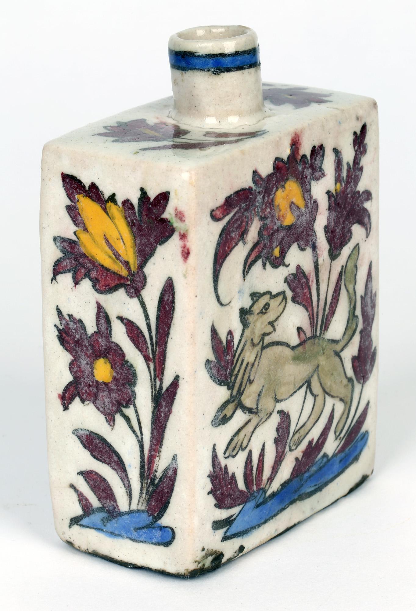 Islamique Vase persan en faïence peint à la main avec un lion et une anthélope en vente