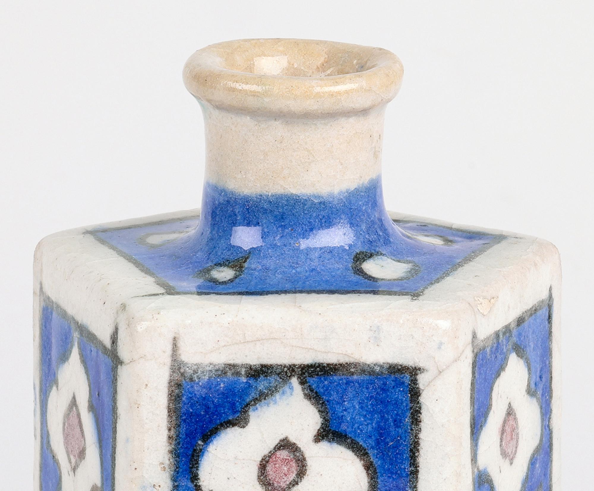 Vase persan peint à la main en forme de bouteille à cinq faces en vente 2
