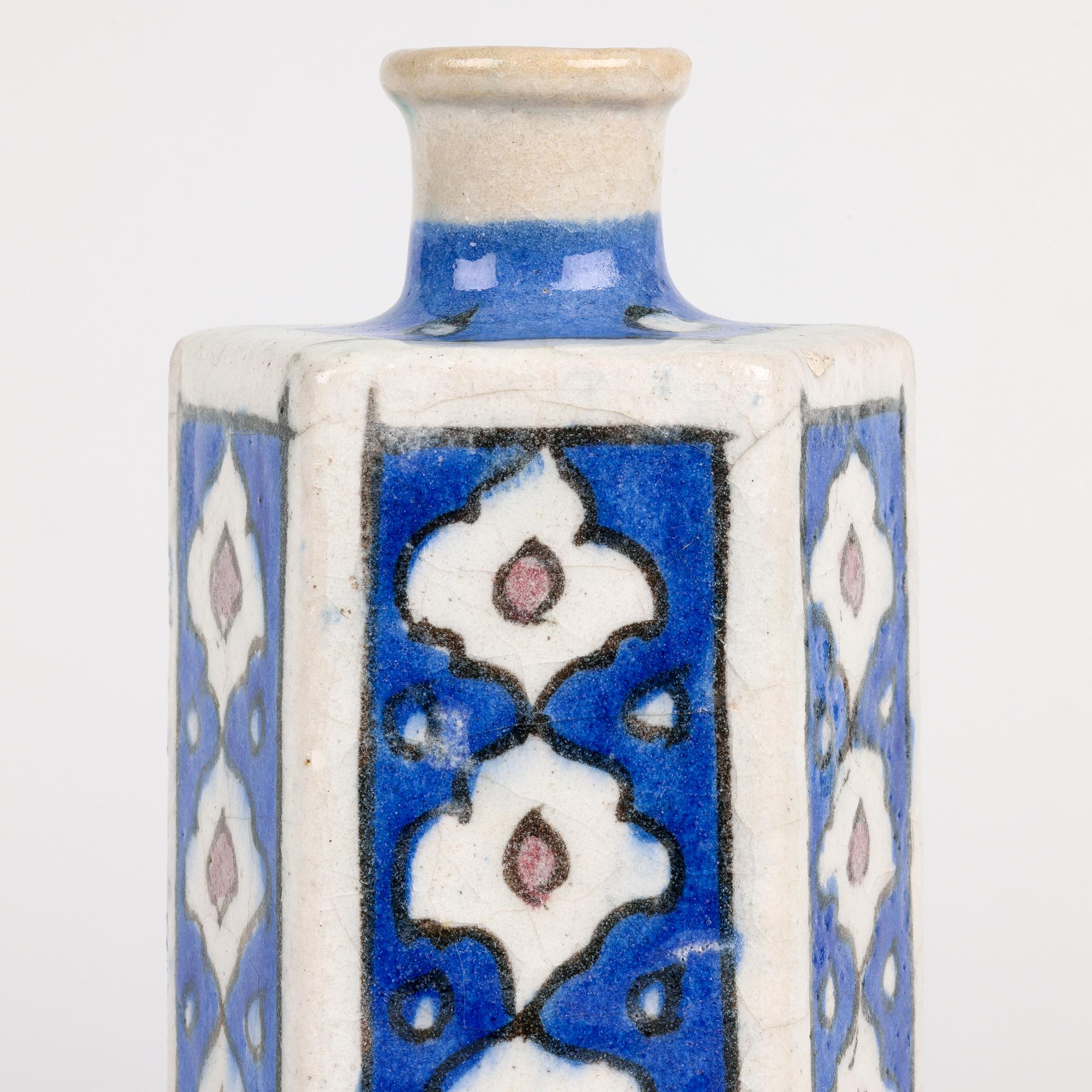 Vase persan peint à la main en forme de bouteille à cinq faces en vente 4