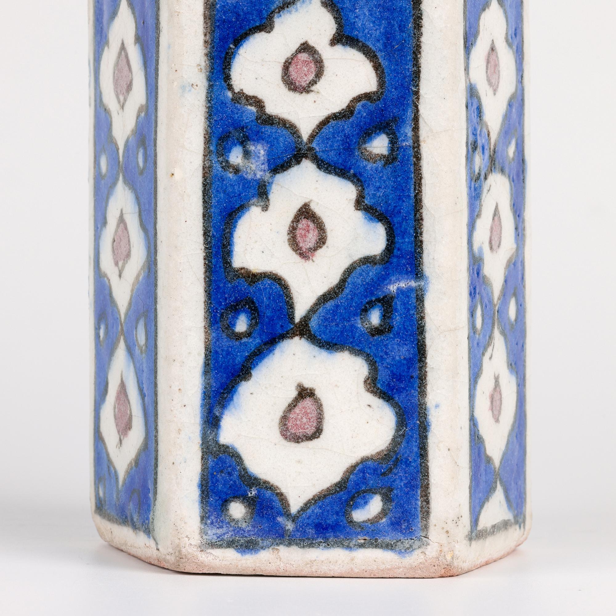 Vase persan peint à la main en forme de bouteille à cinq faces en vente 5