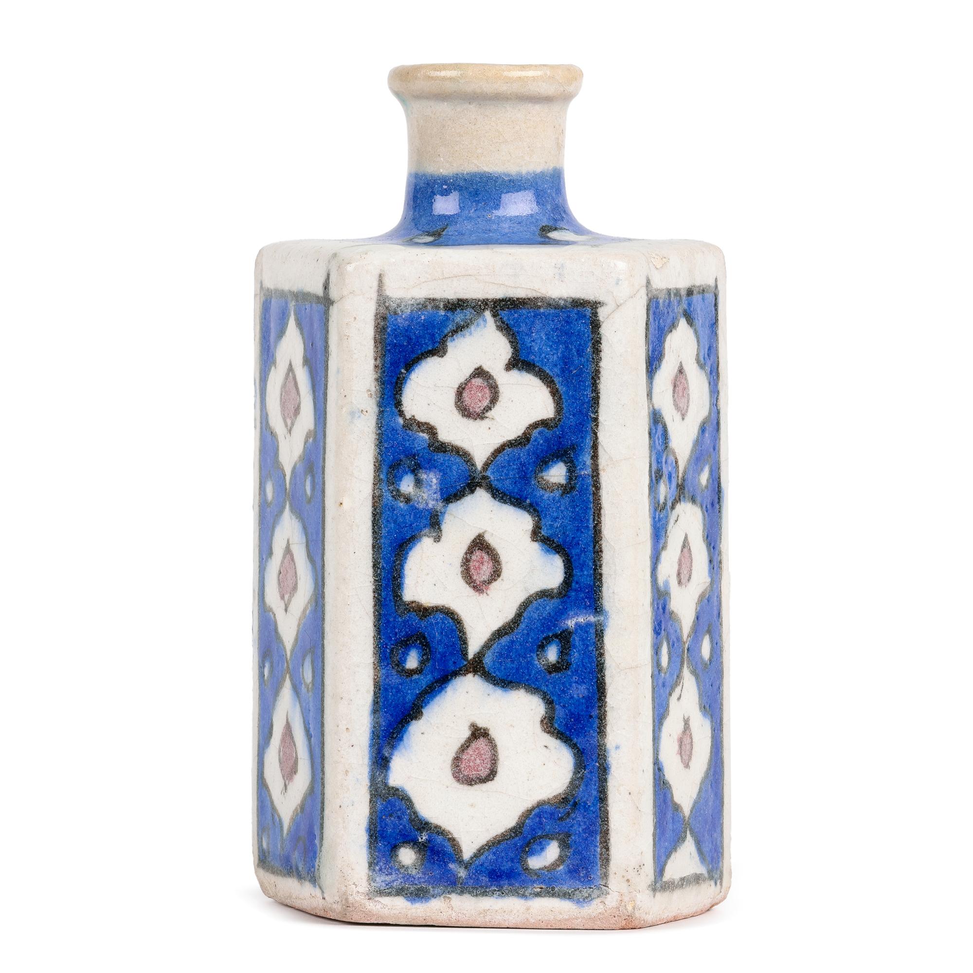 Vase persan peint à la main en forme de bouteille à cinq faces en vente 6