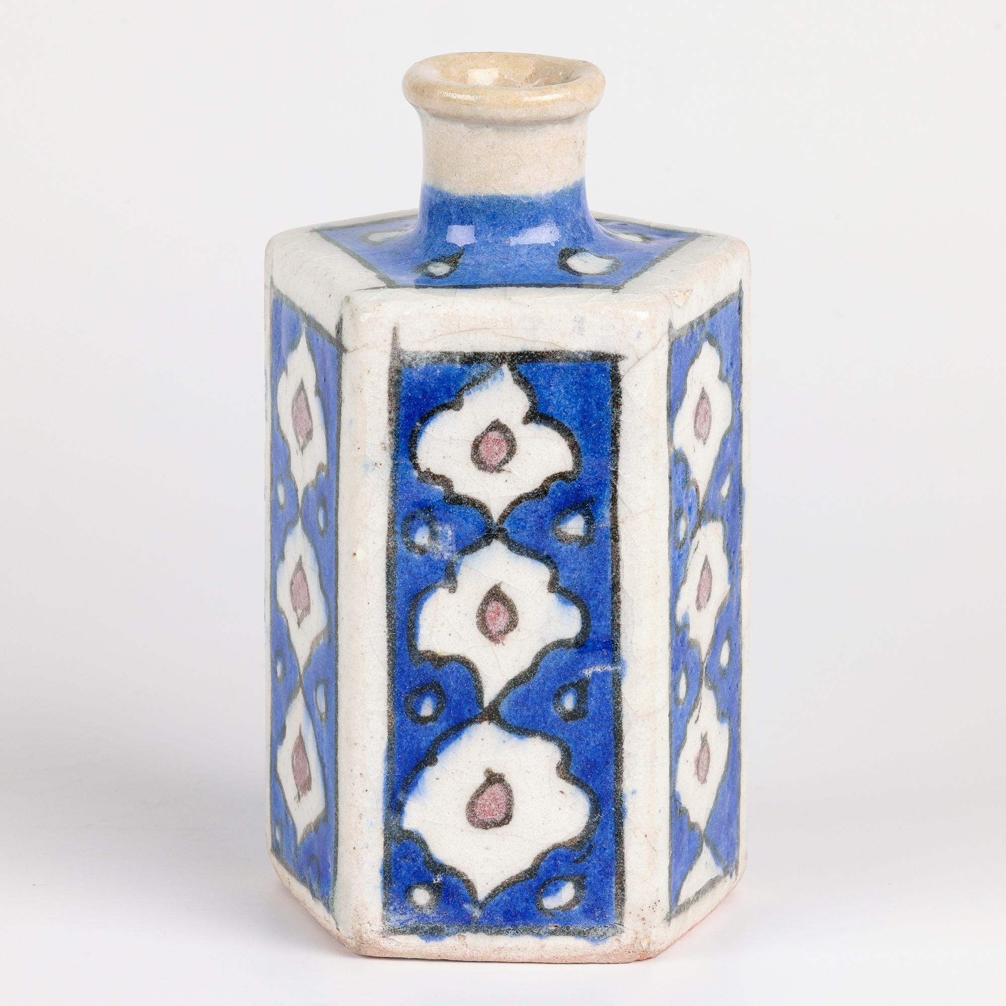 Islamique Vase persan peint à la main en forme de bouteille à cinq faces en vente