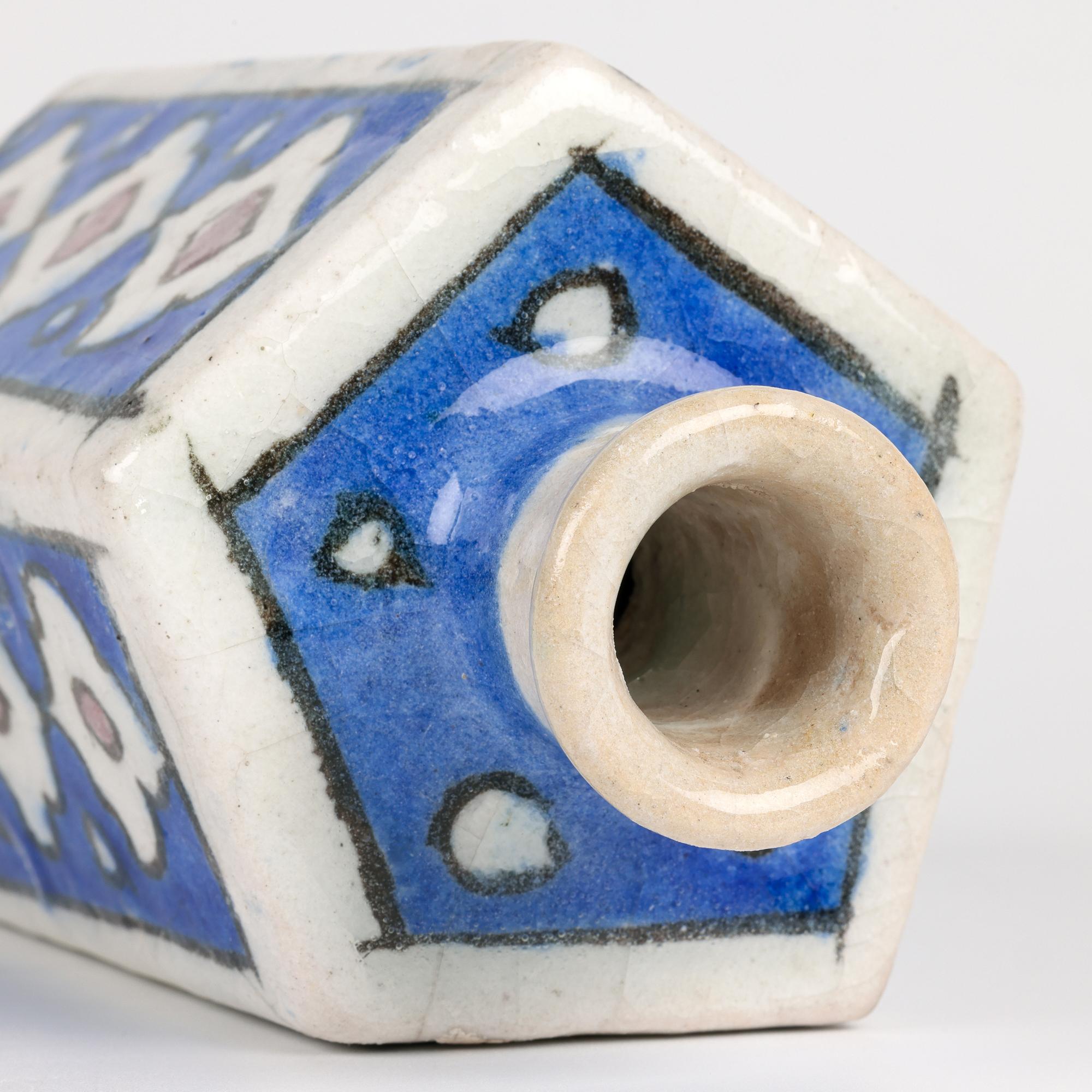 Qatari Vase persan peint à la main en forme de bouteille à cinq faces en vente