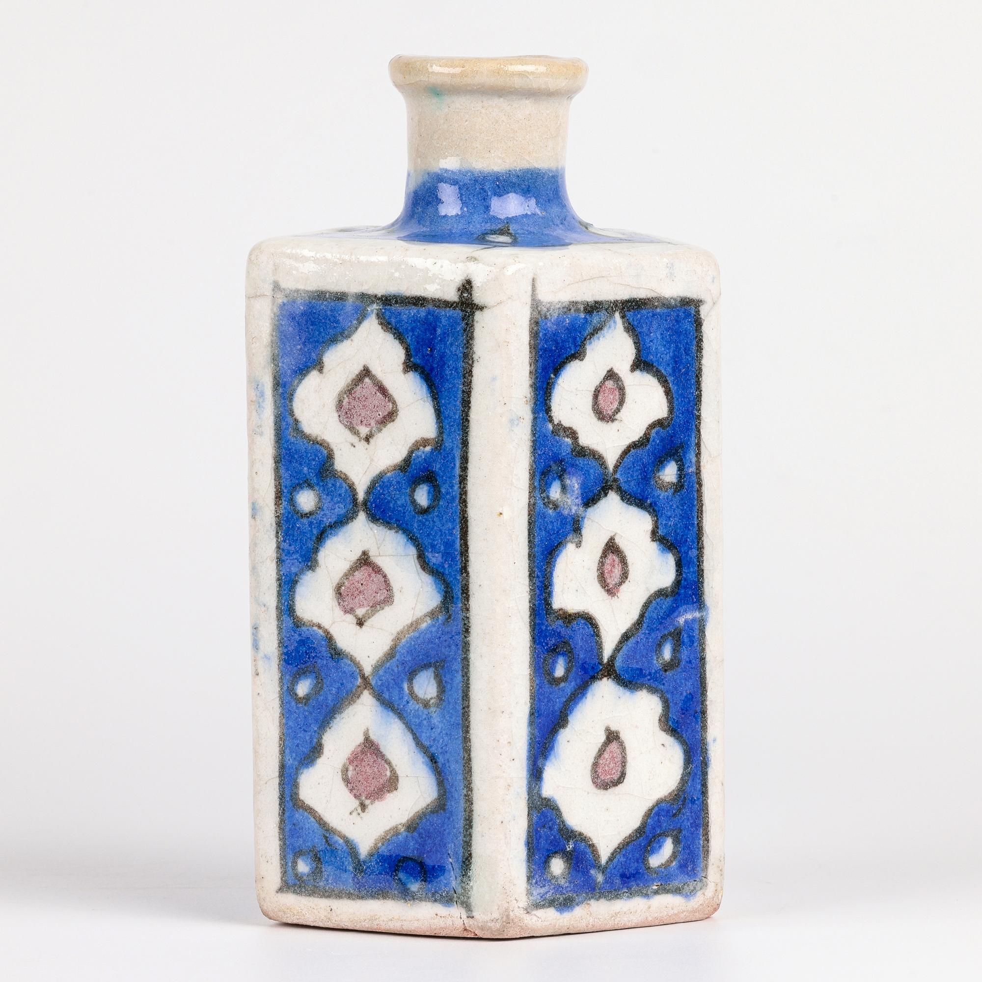 Vase persan peint à la main en forme de bouteille à cinq faces Bon état - En vente à Bishop's Stortford, Hertfordshire