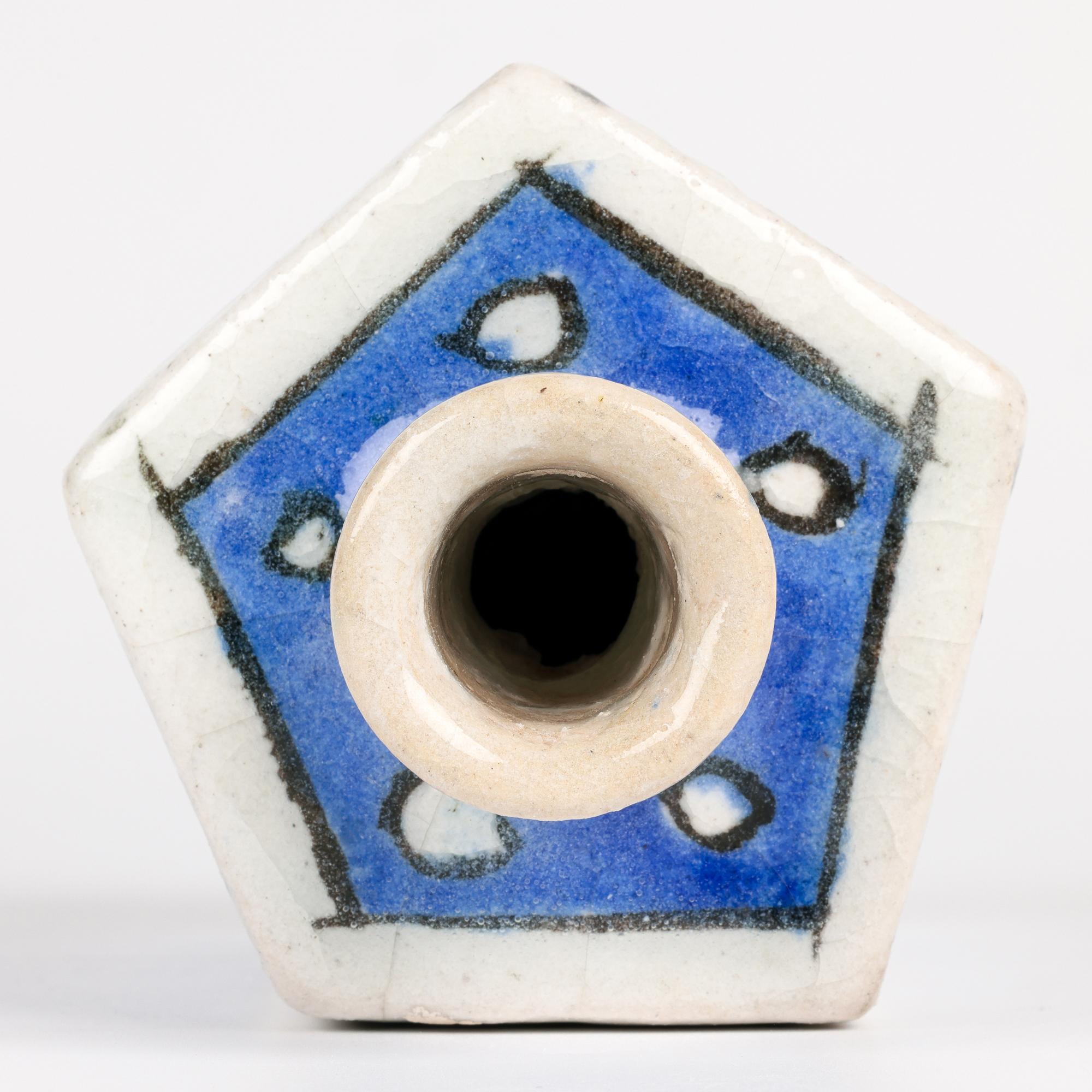 Poterie Vase persan peint à la main en forme de bouteille à cinq faces en vente