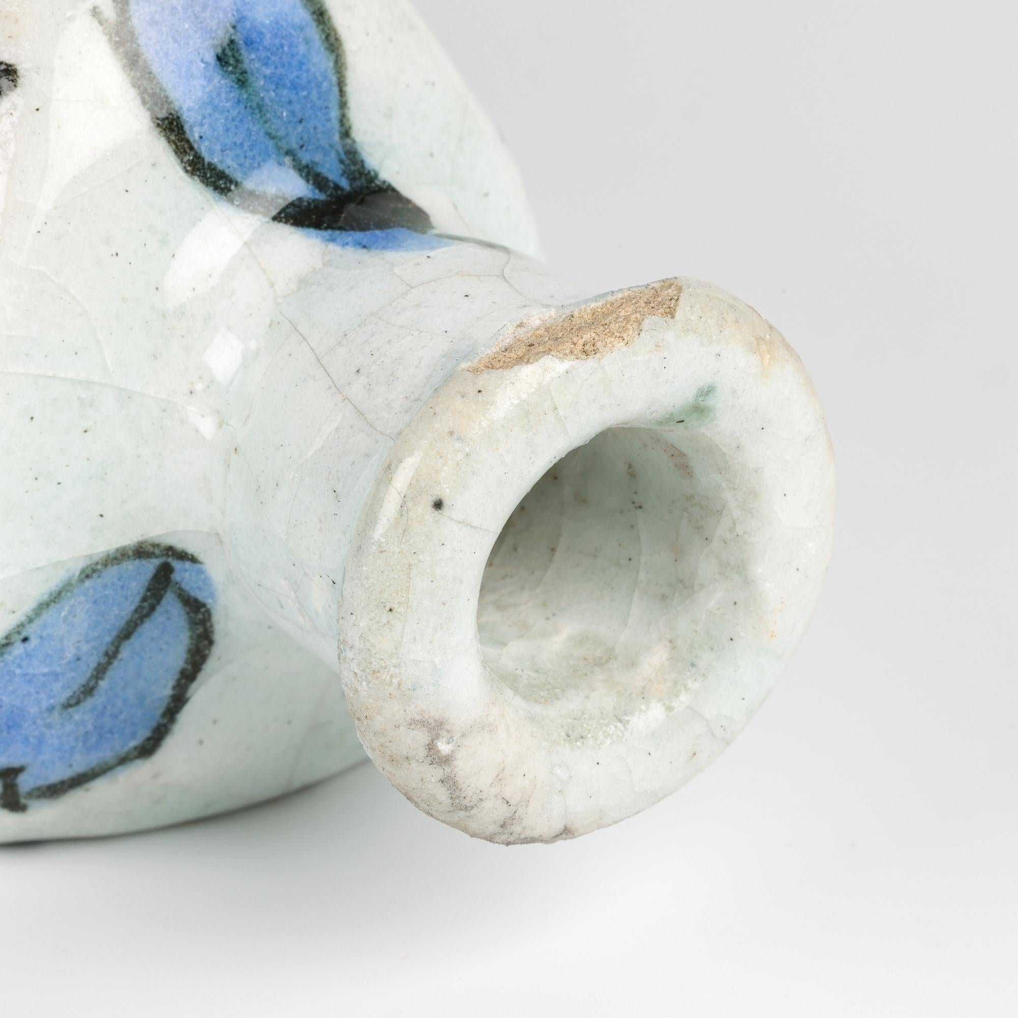 Vase persan triangulaire peint à la main avec oiseau en vente 3