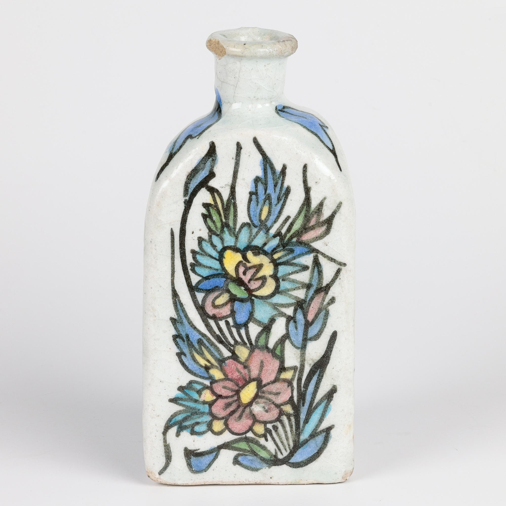 Vase persan triangulaire peint à la main avec oiseau en vente 4