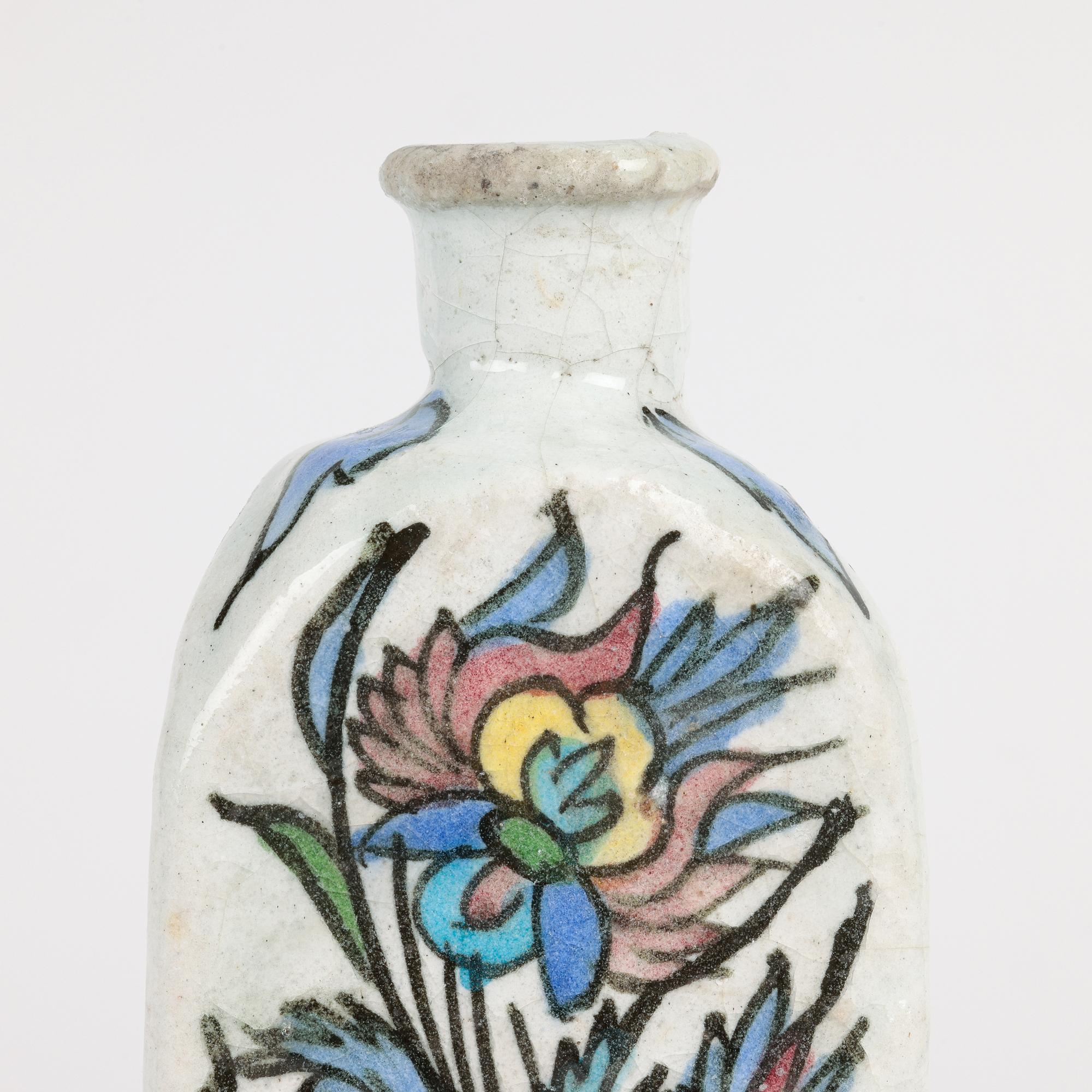 Vase persan triangulaire peint à la main avec oiseau en vente 5