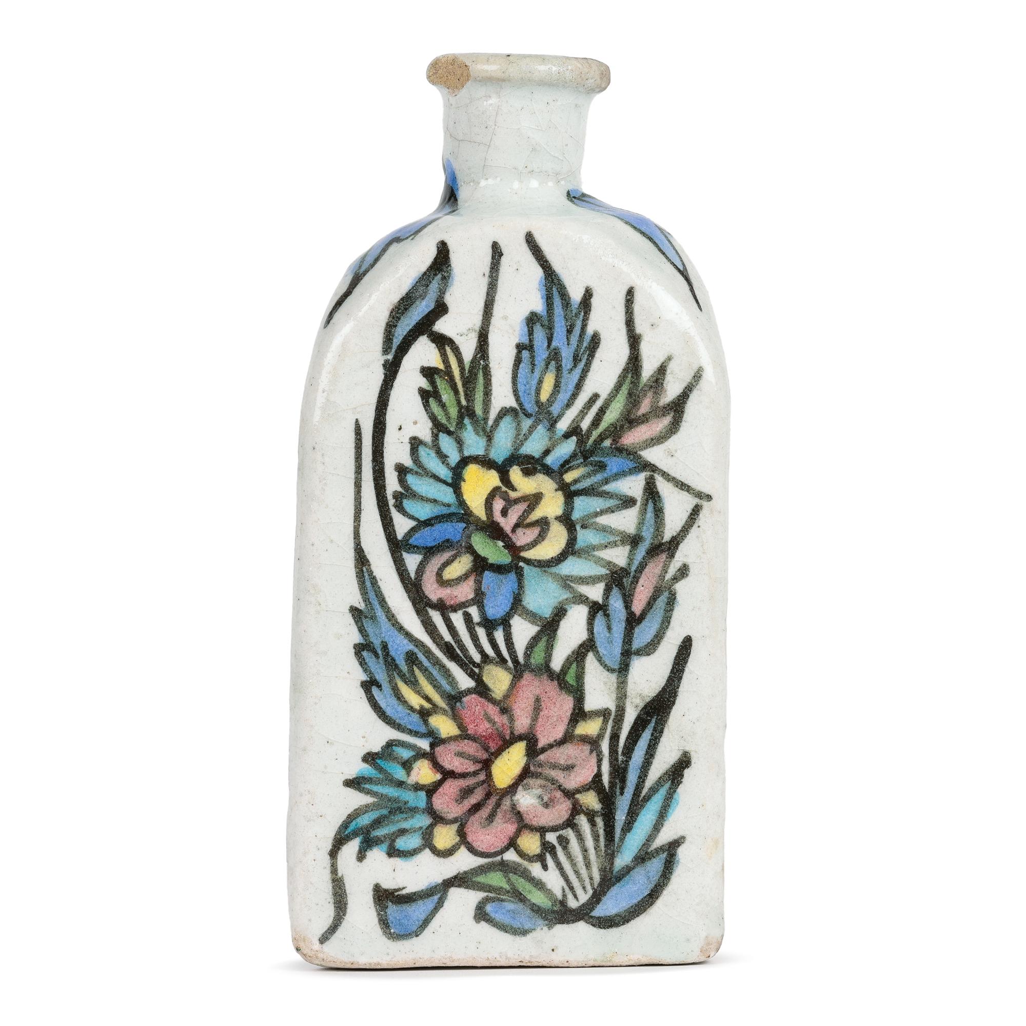 Vase persan triangulaire peint à la main avec oiseau en vente 9