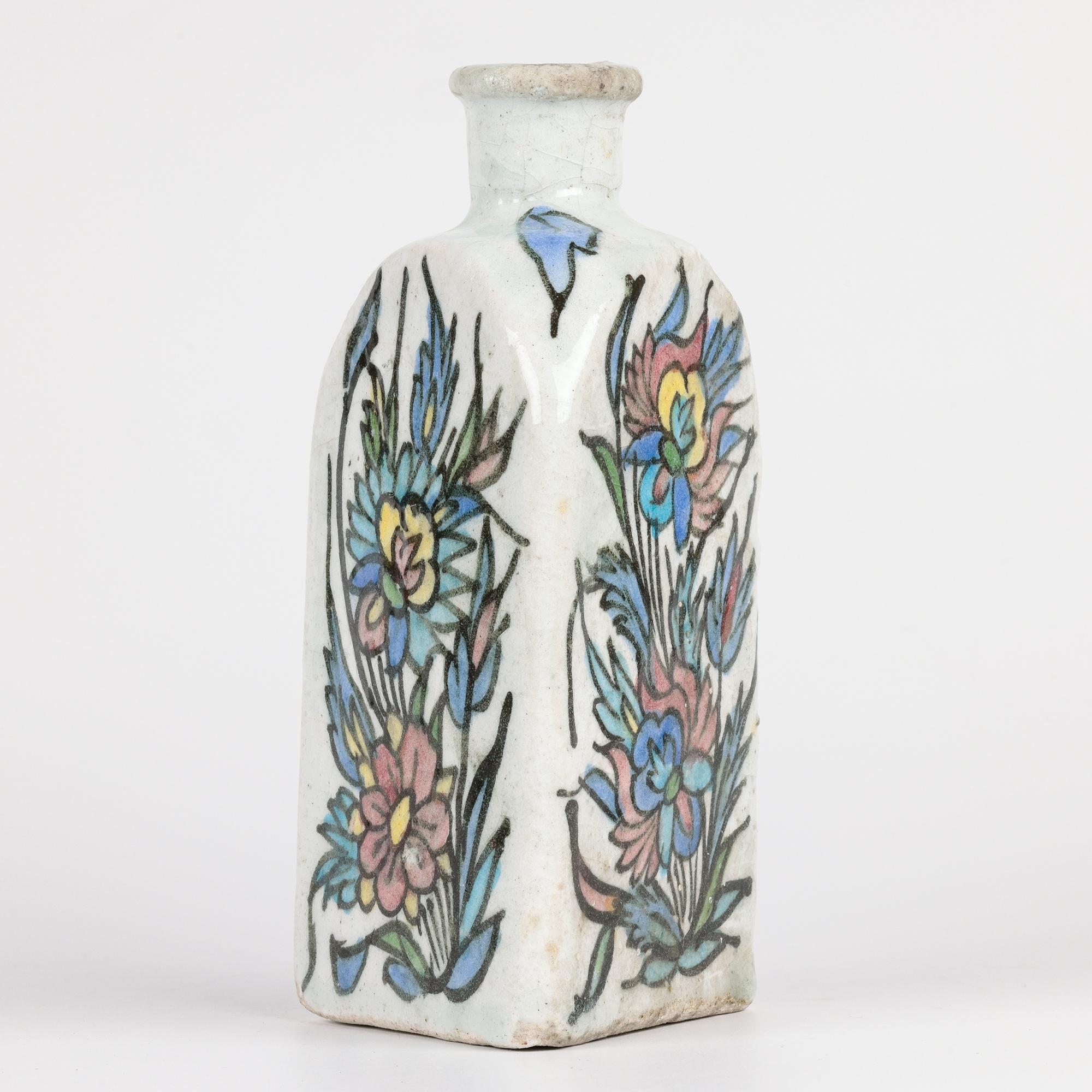 Qatari Vase persan triangulaire peint à la main avec oiseau en vente