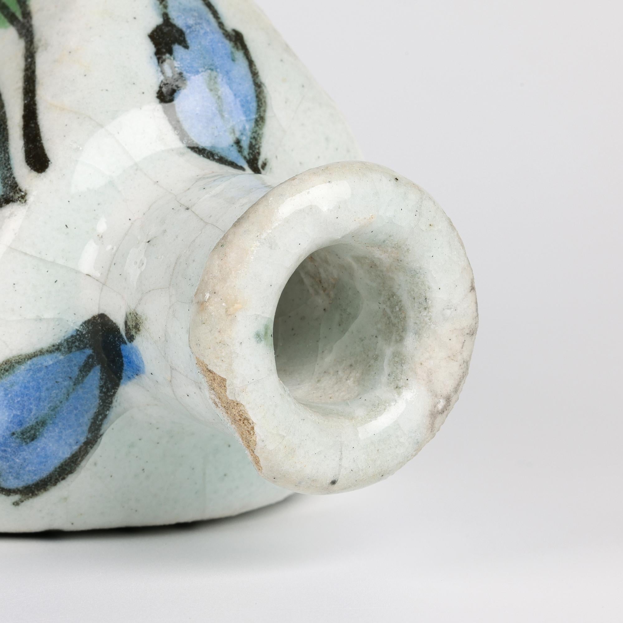 Vernissé Vase persan triangulaire peint à la main avec oiseau en vente
