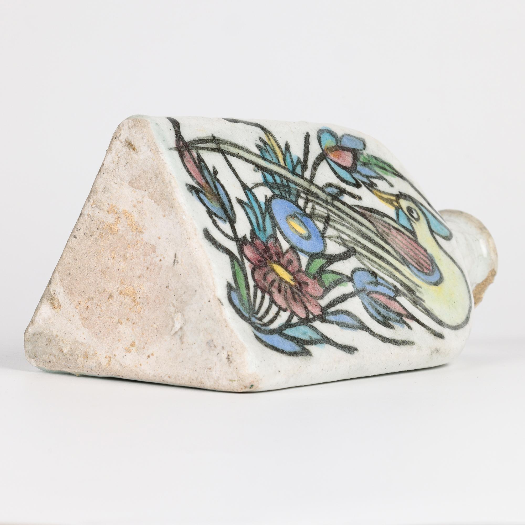 20ième siècle Vase persan triangulaire peint à la main avec oiseau en vente