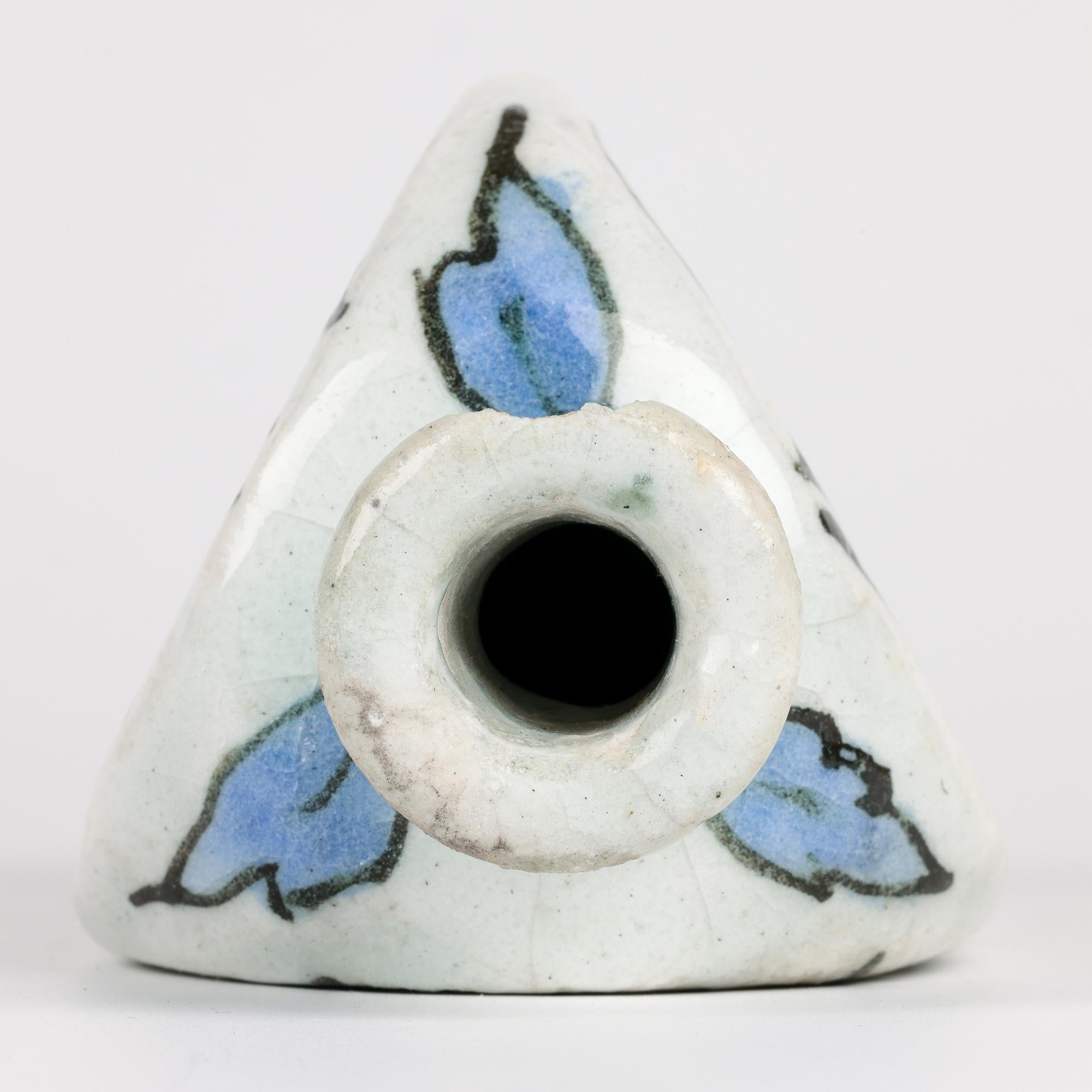 Vase persan triangulaire peint à la main avec oiseau en vente 1
