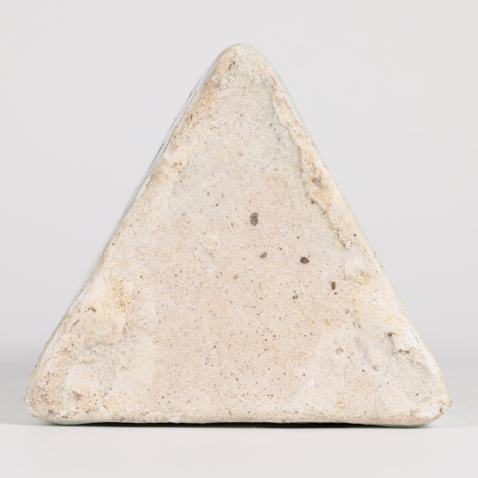 Jarrón triangular persa de barro pintado a mano con ciervos en venta 1