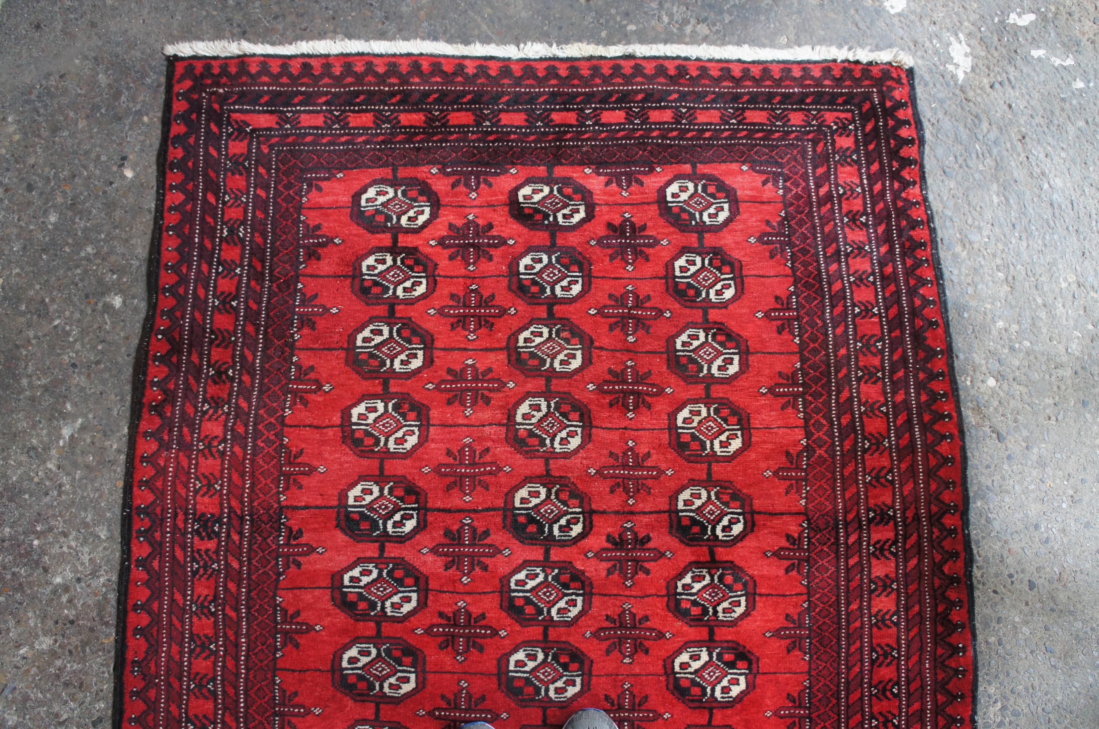 20ième siècle Tapis de couloir persan Royal Bokhara géométrique en laine et soie tissé à la main en vente