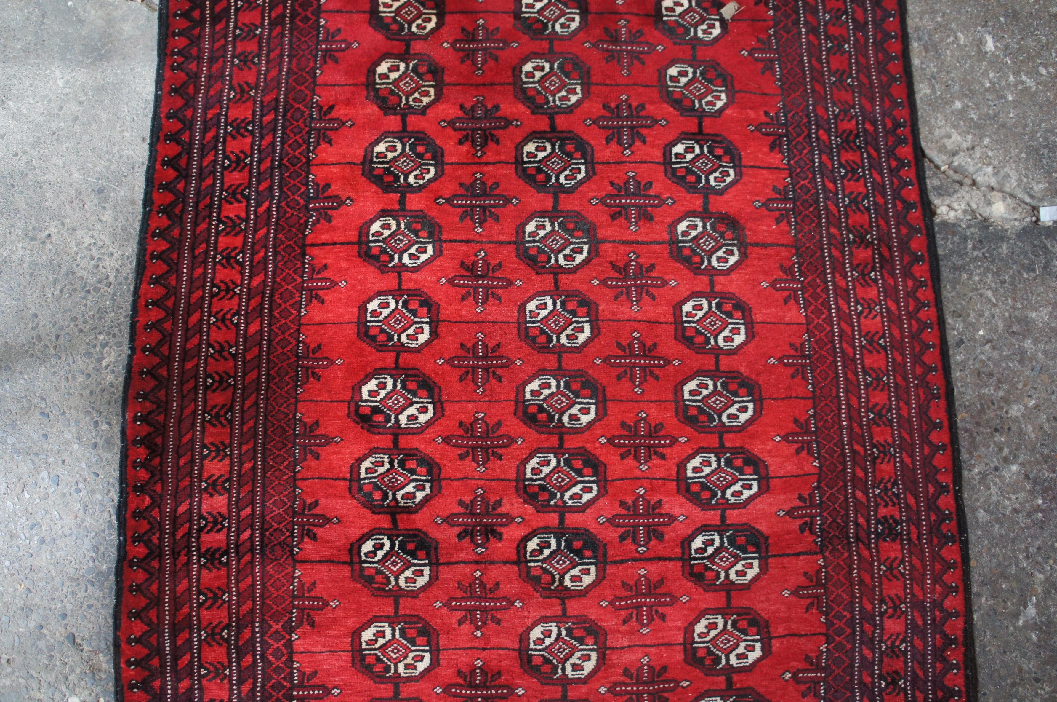 Laine Tapis de couloir persan Royal Bokhara géométrique en laine et soie tissé à la main en vente