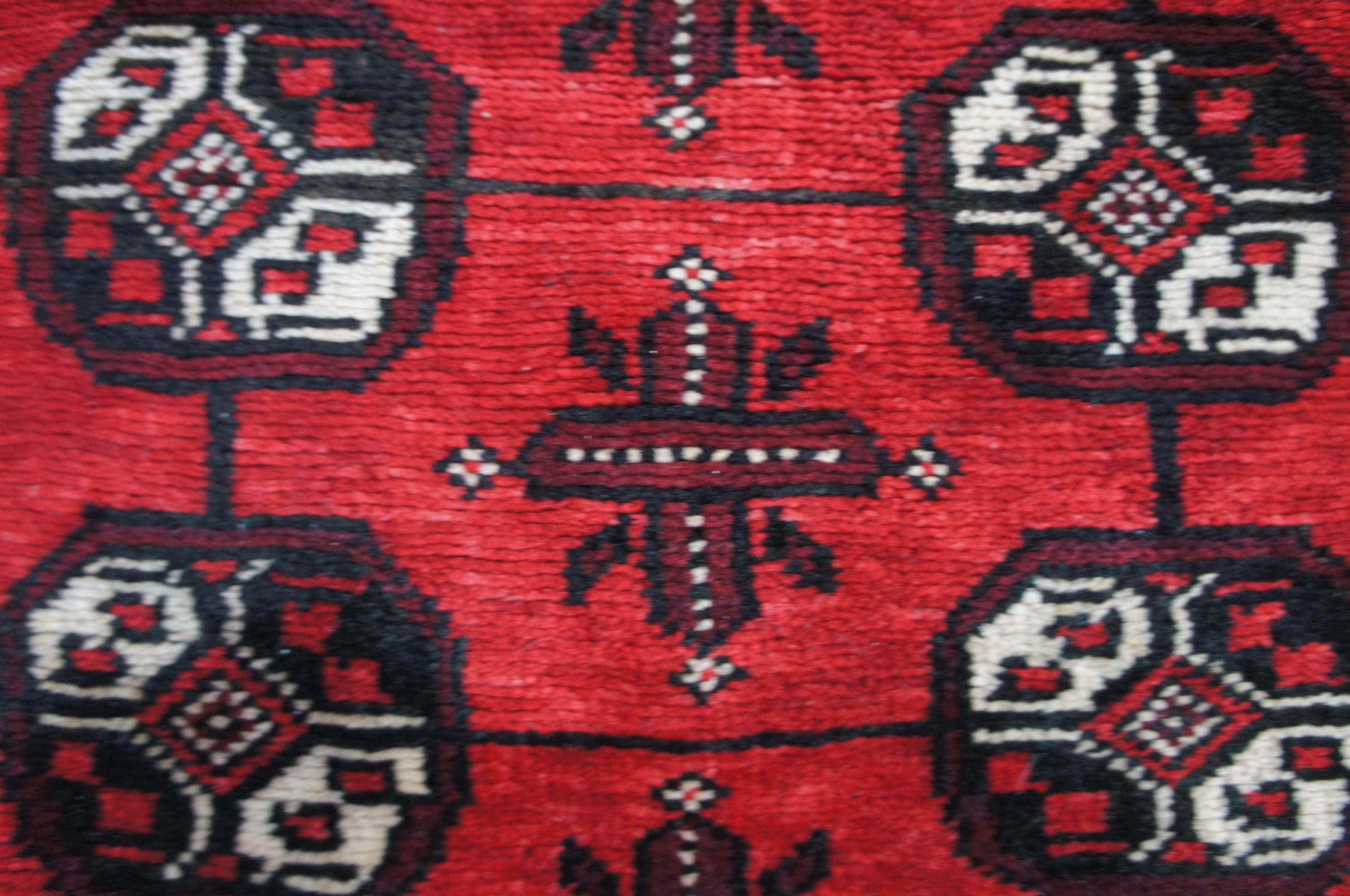 Tapis de couloir persan Royal Bokhara géométrique en laine et soie tissé à la main en vente 3