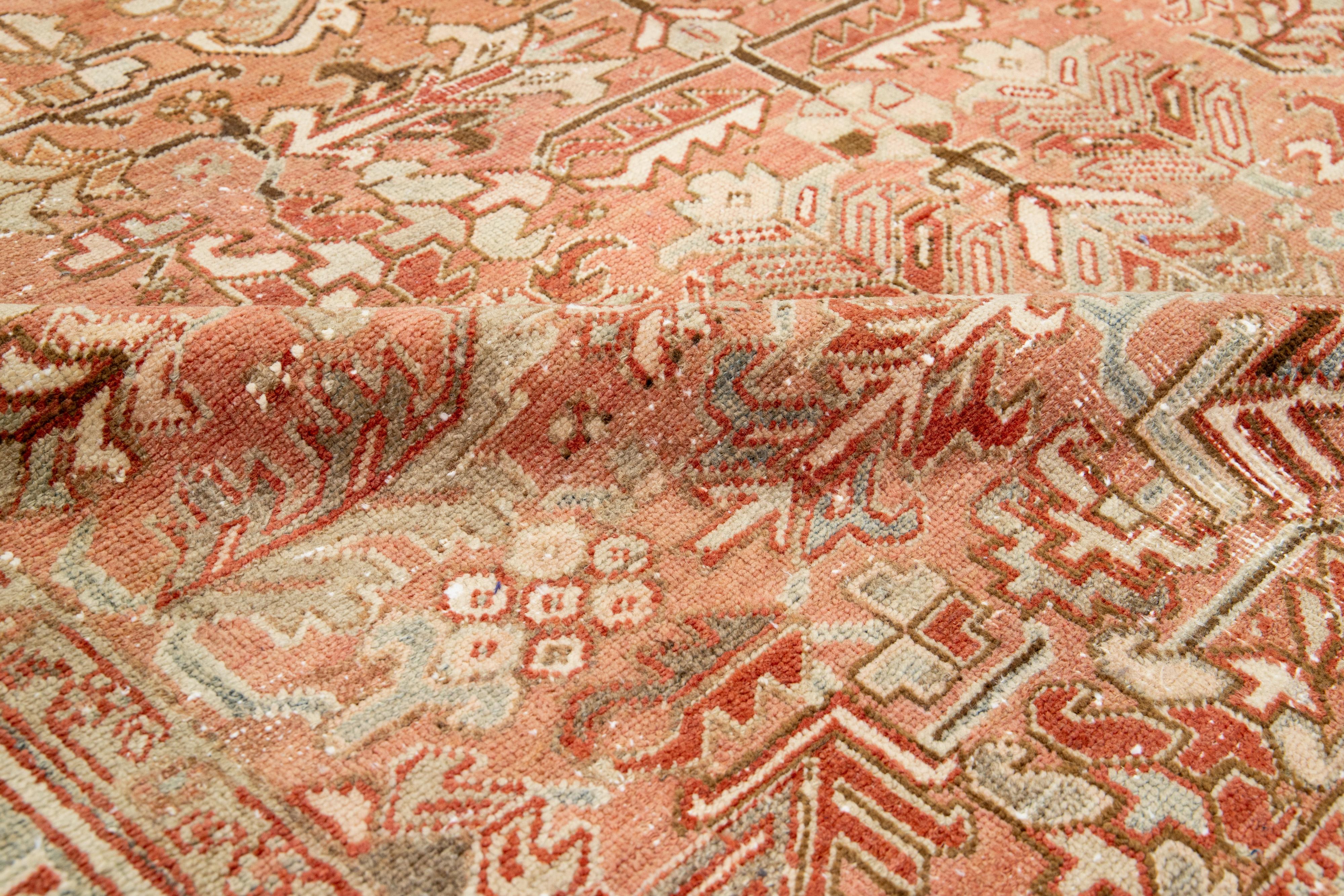 Persischer antiker Heriz-Wollteppich in Pfirsich mit Allover-Motiv  im Angebot 3