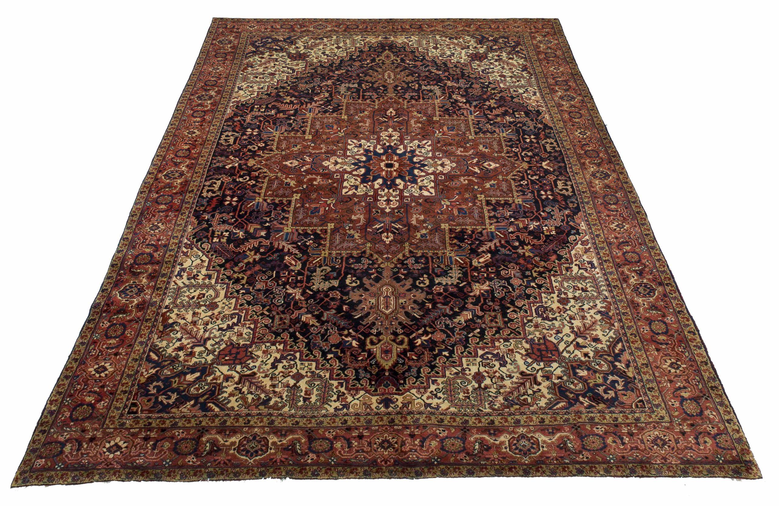 Découvrez l'élégance de l'Eleg persan avec les tapis de zone de Circa 1880. Conçu avec une attention méticuleuse aux détails, ce design exclusif est parfait pour mettre en valeur votre espace.