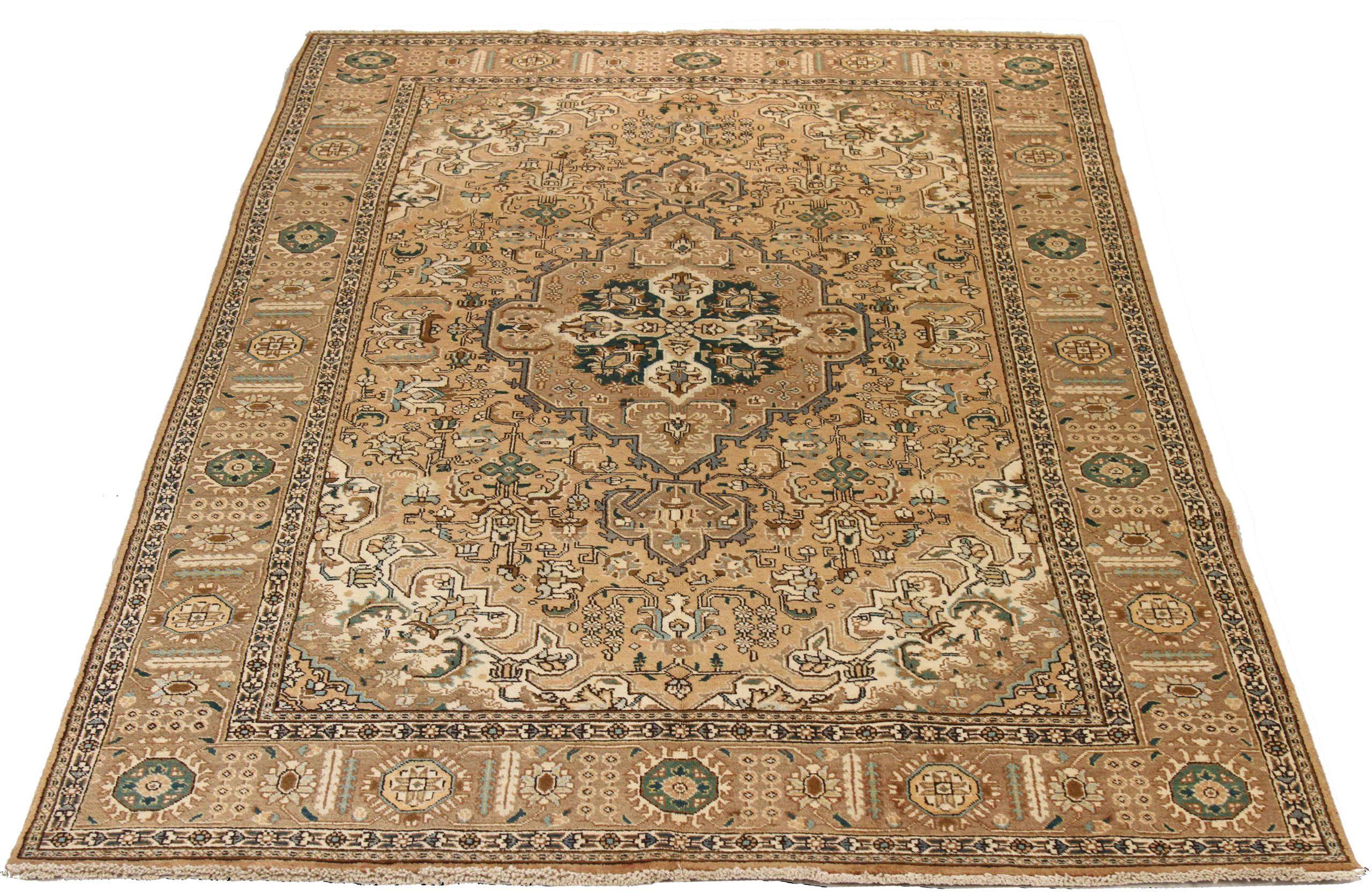 Scopri l'eleganza dei tappeti persiani Heriz con le caratteristiche dei tappeti CIRCA del 1880. Progettato con una meticolosa attenzione ai dettagli, questo design esclusivo è perfetto per valorizzare il tuo spazio.
