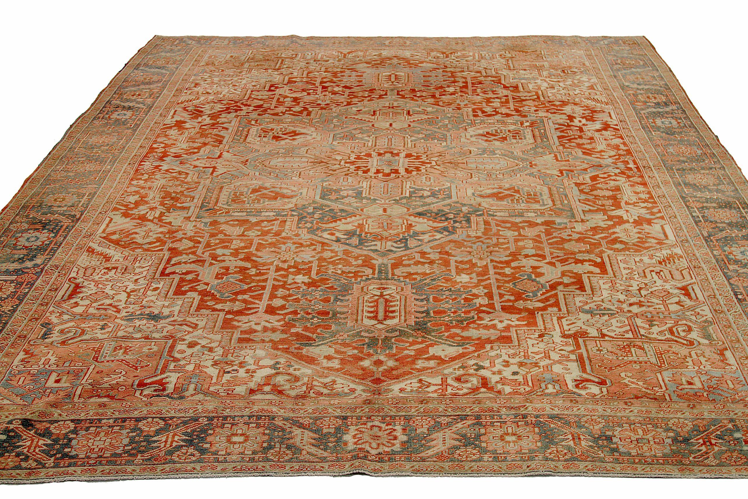 Entdecken Sie die Eleganz des persischen Heriz mit Teppichen aus der Zeit um 1880. Dieses exklusive Design aus Wolle und Blau-Elfenbein-Rot ist perfekt, um Ihren Raum zu verschönern.