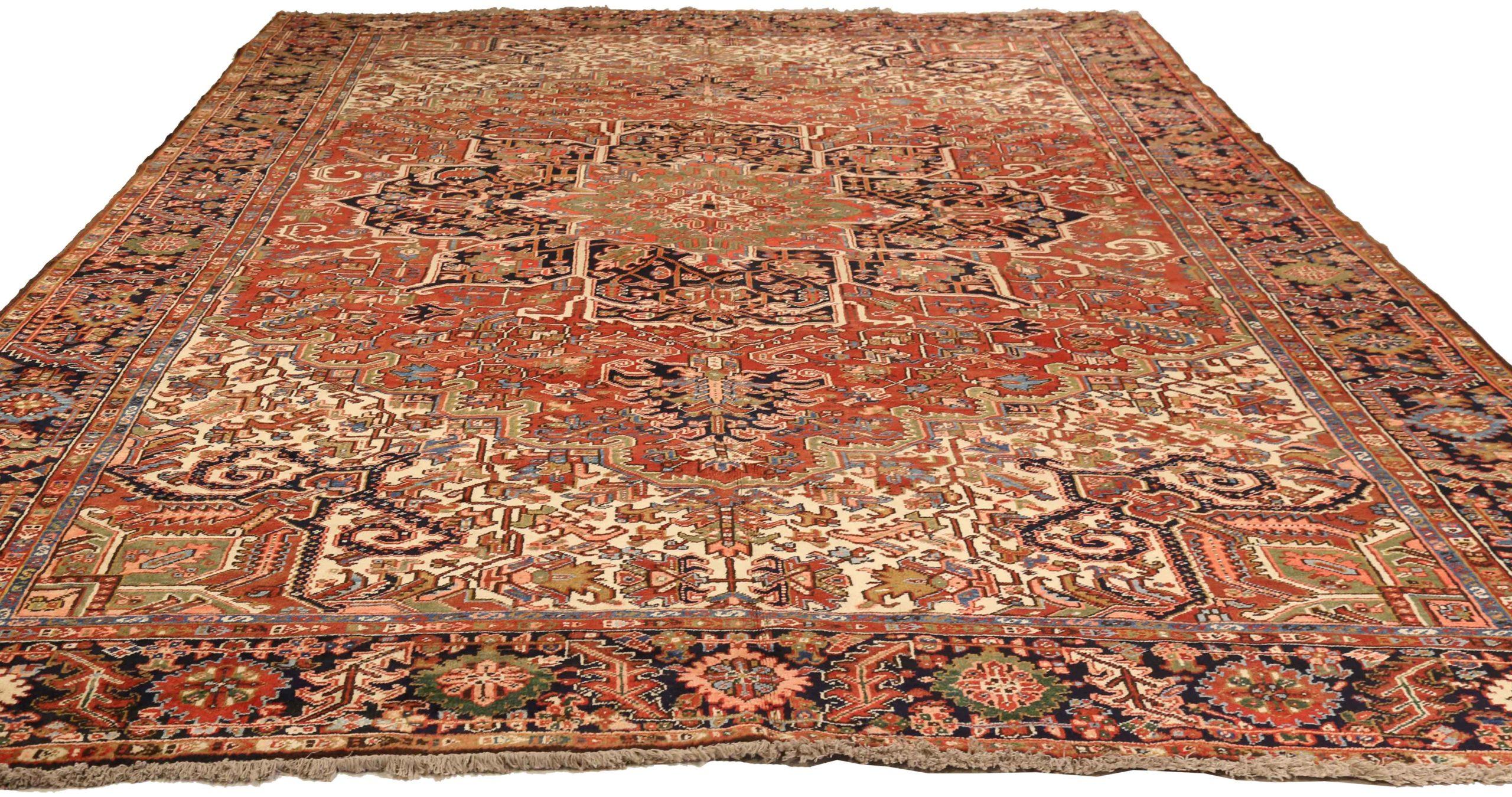 Descubre la elegancia de las alfombras persas Heriz de Circa 1880. Diseñado con Lana y MarfilAzul MarinoRojo, este diseño exclusivo es perfecto para realzar tu espacio.