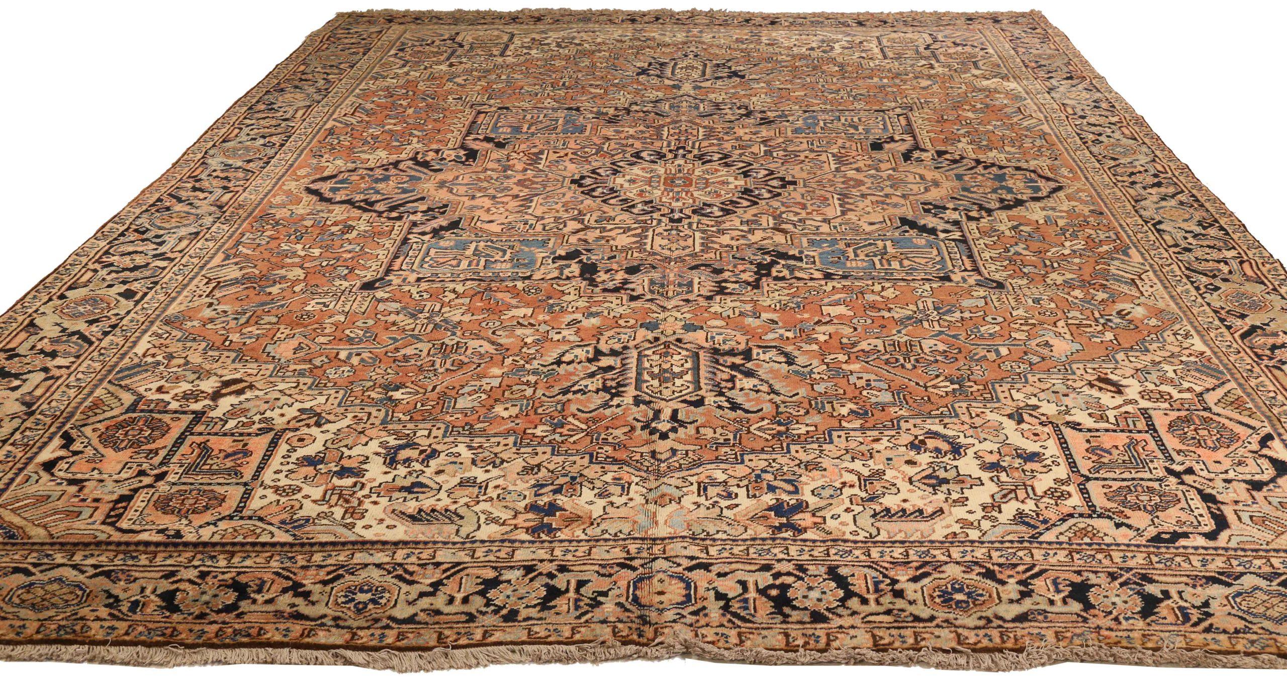 Scopri l'eleganza dei tappeti persiani Heriz con le caratteristiche dei tappeti CIRCA del 1880. Progettato con lana e avorio e blu-rosso, questo design esclusivo è perfetto per valorizzare il tuo spazio.
