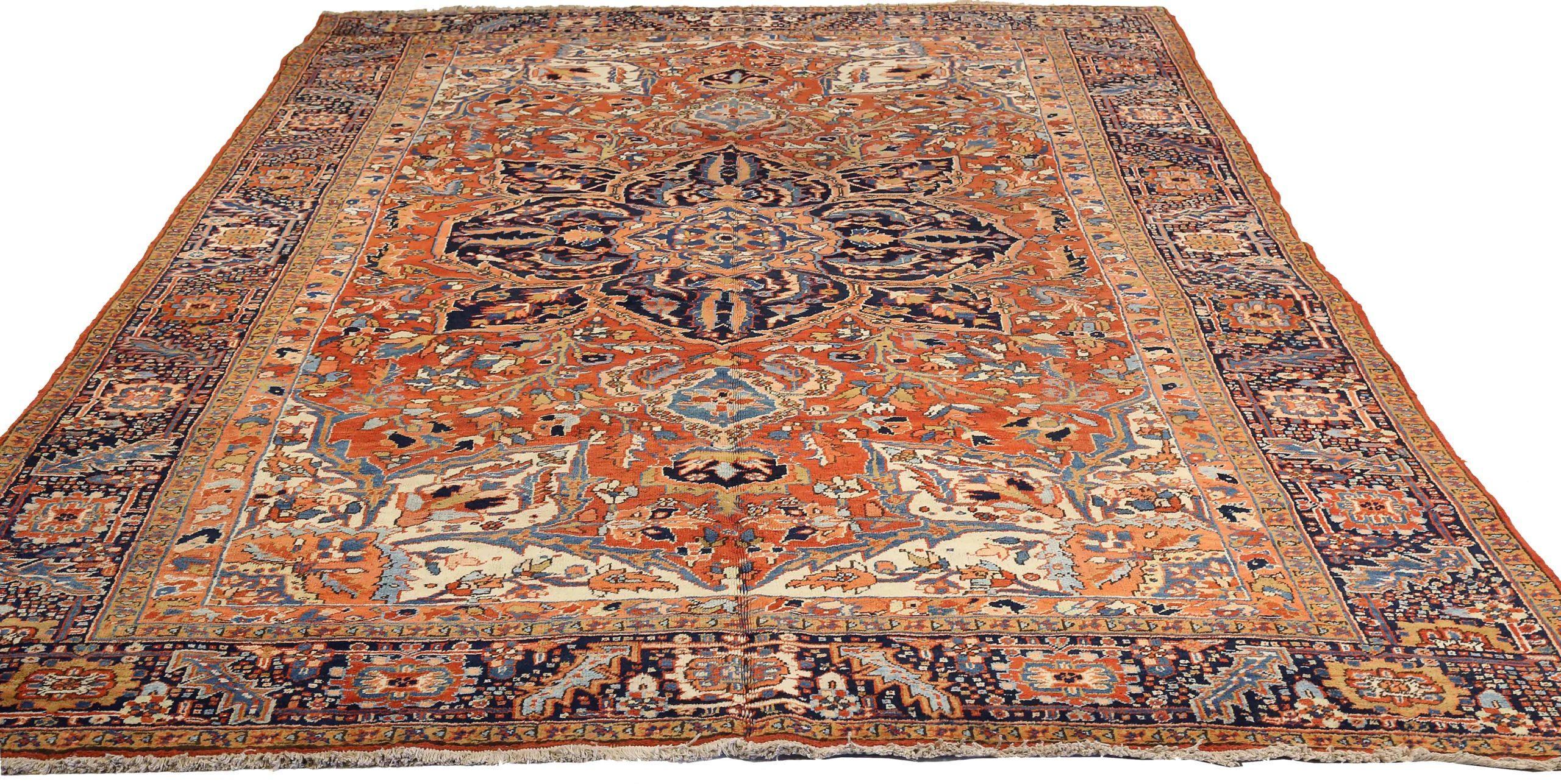 Découvrez l'élégance de l'Eleg persan avec les tapis de zone de Circa 1880. Conçu avec de la laine et de l'ivoire bleu marine, ce design exclusif est parfait pour mettre en valeur votre espace.