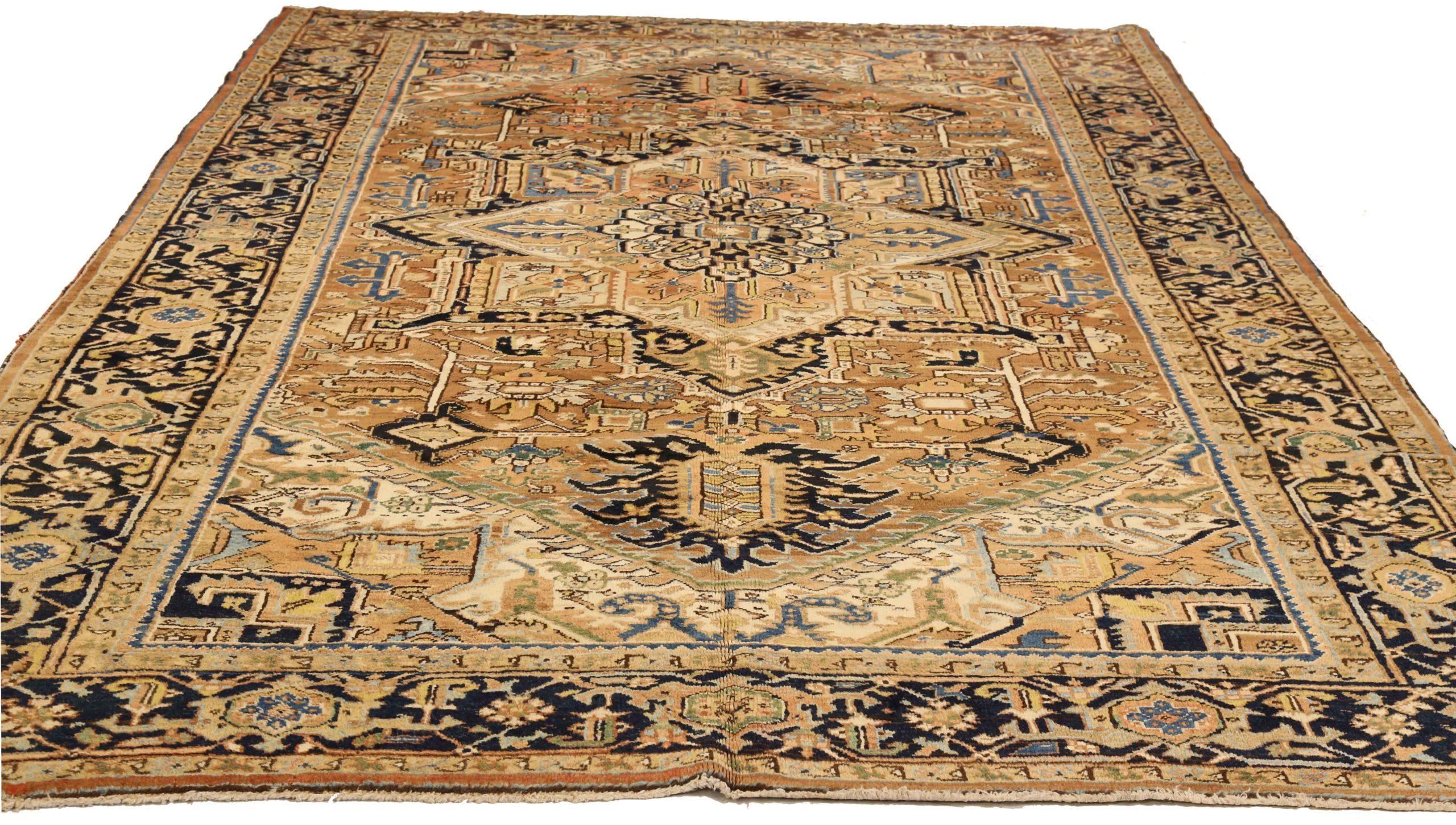 Scopri l'eleganza dei tappeti persiani Heriz con le caratteristiche dei tappeti CIRCA del 1910. Progettato con lana e marrone-avorio-blu-rosa, questo design esclusivo è perfetto per valorizzare il tuo spazio.
