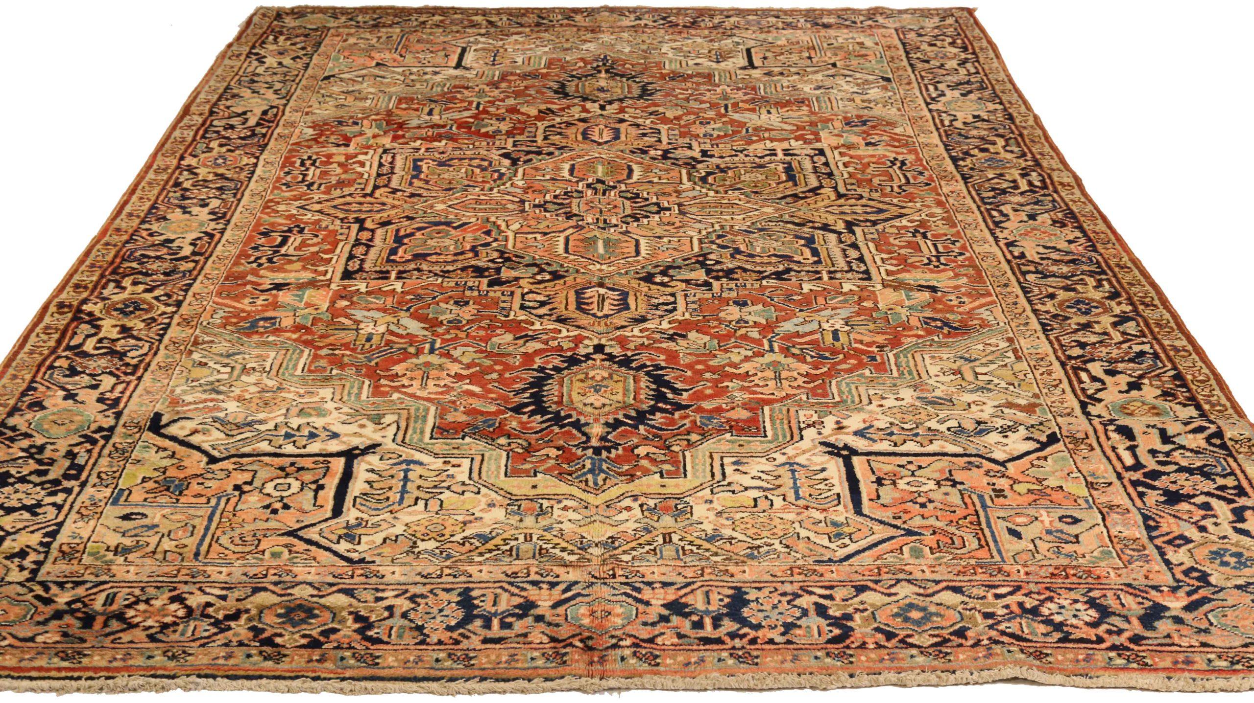 Découvrez l'élégance de l'Eleg persan avec les tapis de zone de Circa 1910. Conçu avec de la laine et de l'ivoireBleu marineRouge rose, ce design exclusif est parfait pour mettre en valeur votre espace.