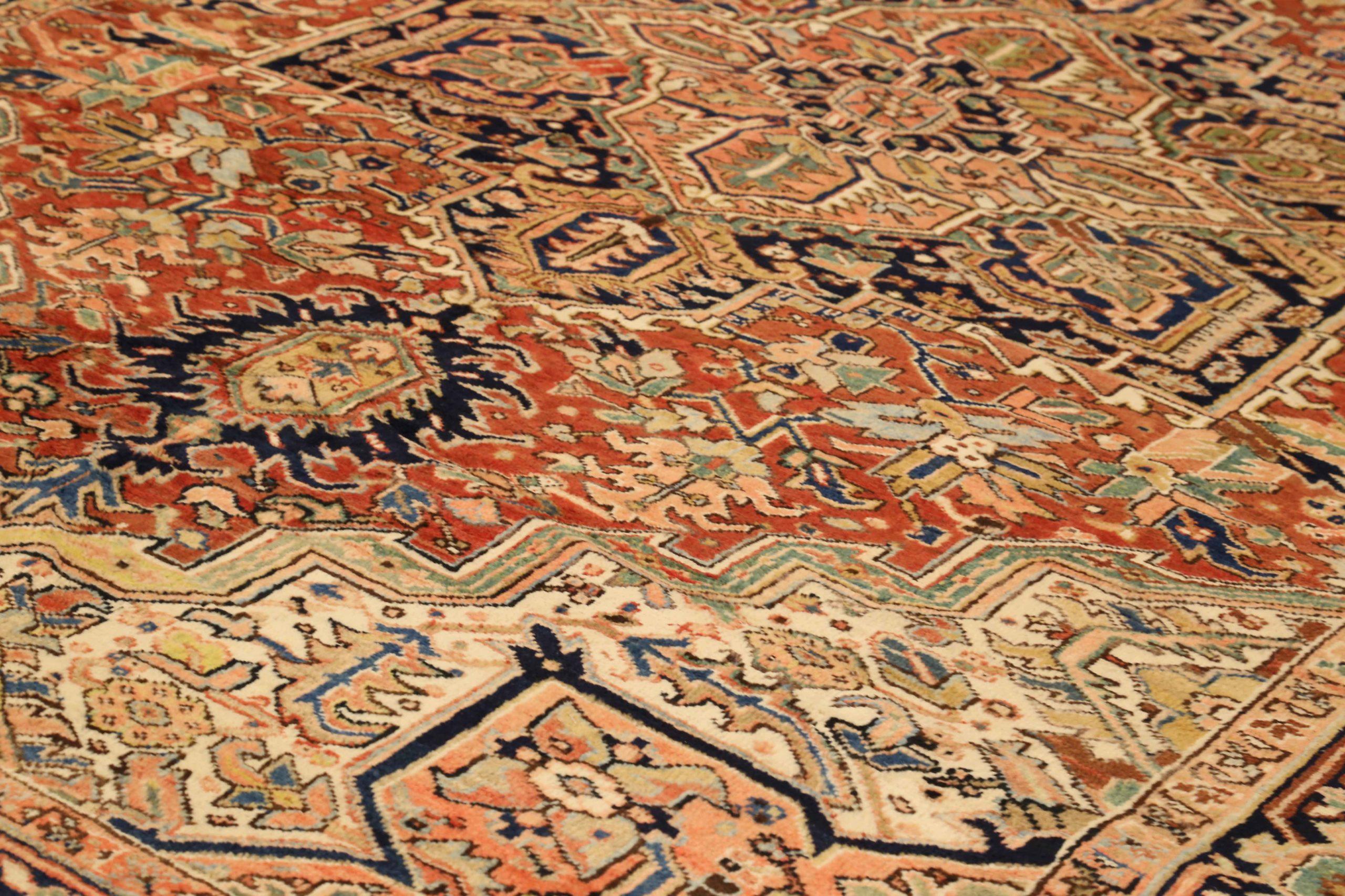 Asiatique Tapis Persan Heriz Circa 1910 - Laine Ivoire Bleu Marine Rose Rouge - 75217 en vente