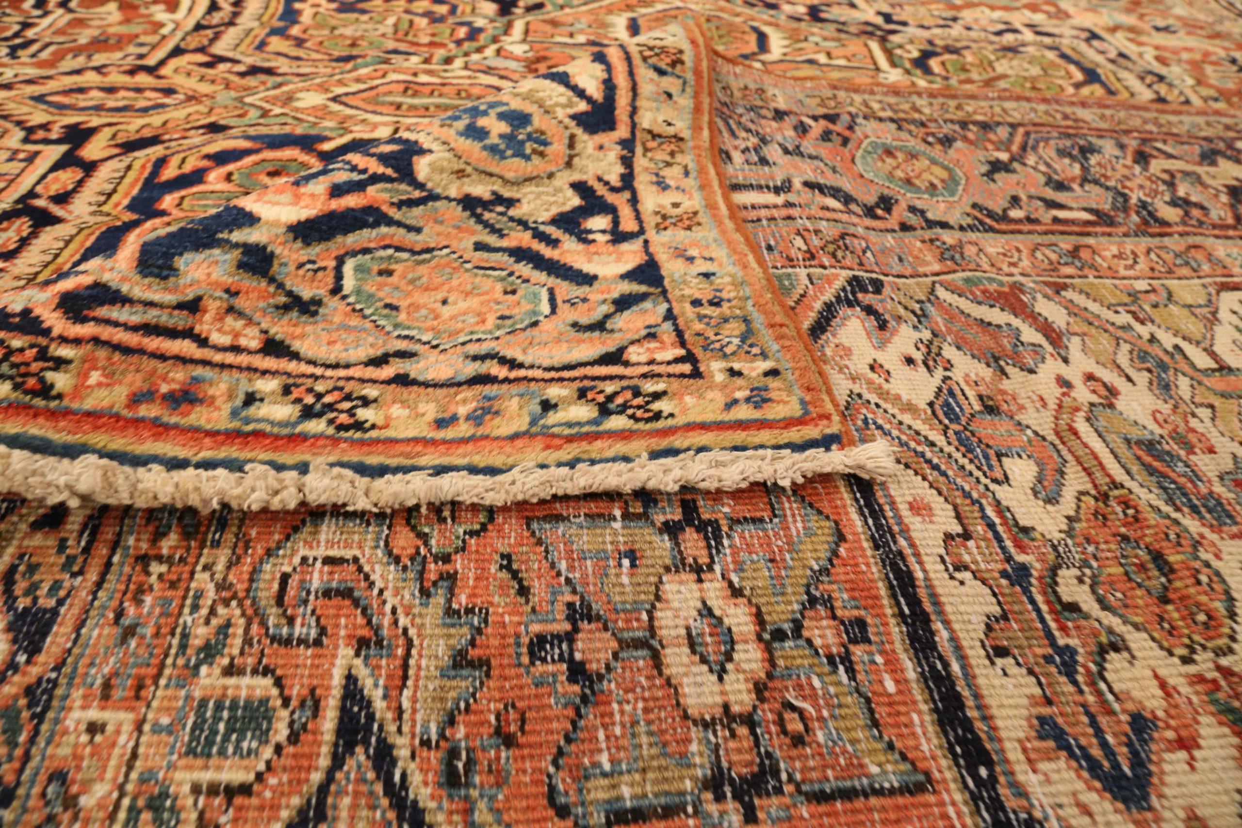 Tapis Persan Heriz Circa 1910 - Laine Ivoire Bleu Marine Rose Rouge - 75217 Excellent état - En vente à Dallas, TX