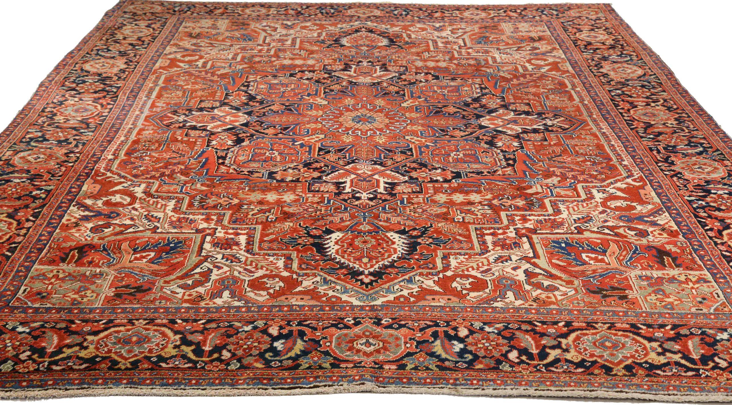 Découvrez l'élégance de l'Eleg persan avec les tapis de zone de Circa 1910. Conçu avec de la laine et de l'ivoire bleu marine, ce design exclusif est parfait pour mettre en valeur votre espace.