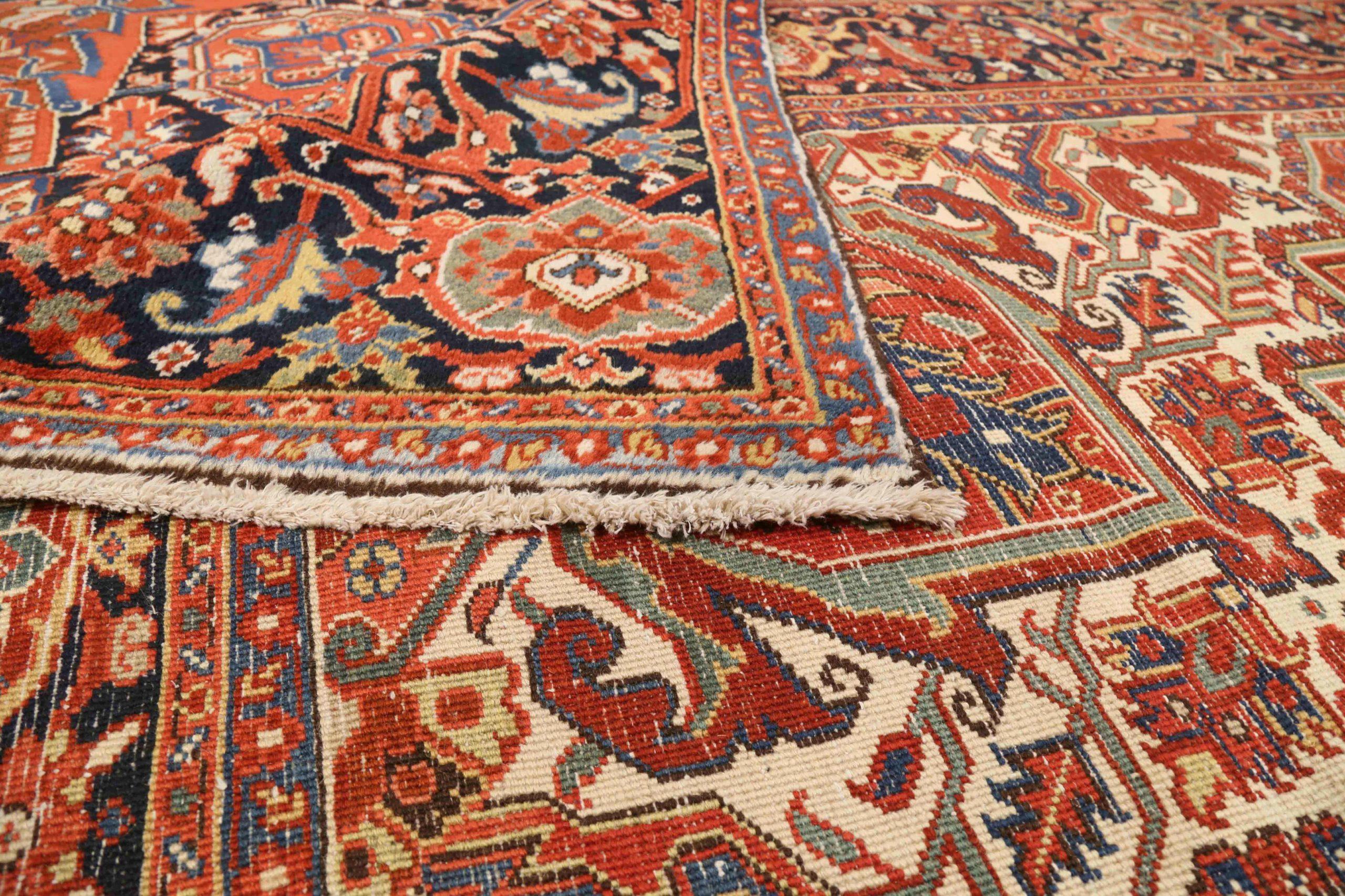 Tapis Persan Heriz Circa 1910 - Laine Ivoire Bleu Marine Rouge 71416 Excellent état - En vente à Dallas, TX