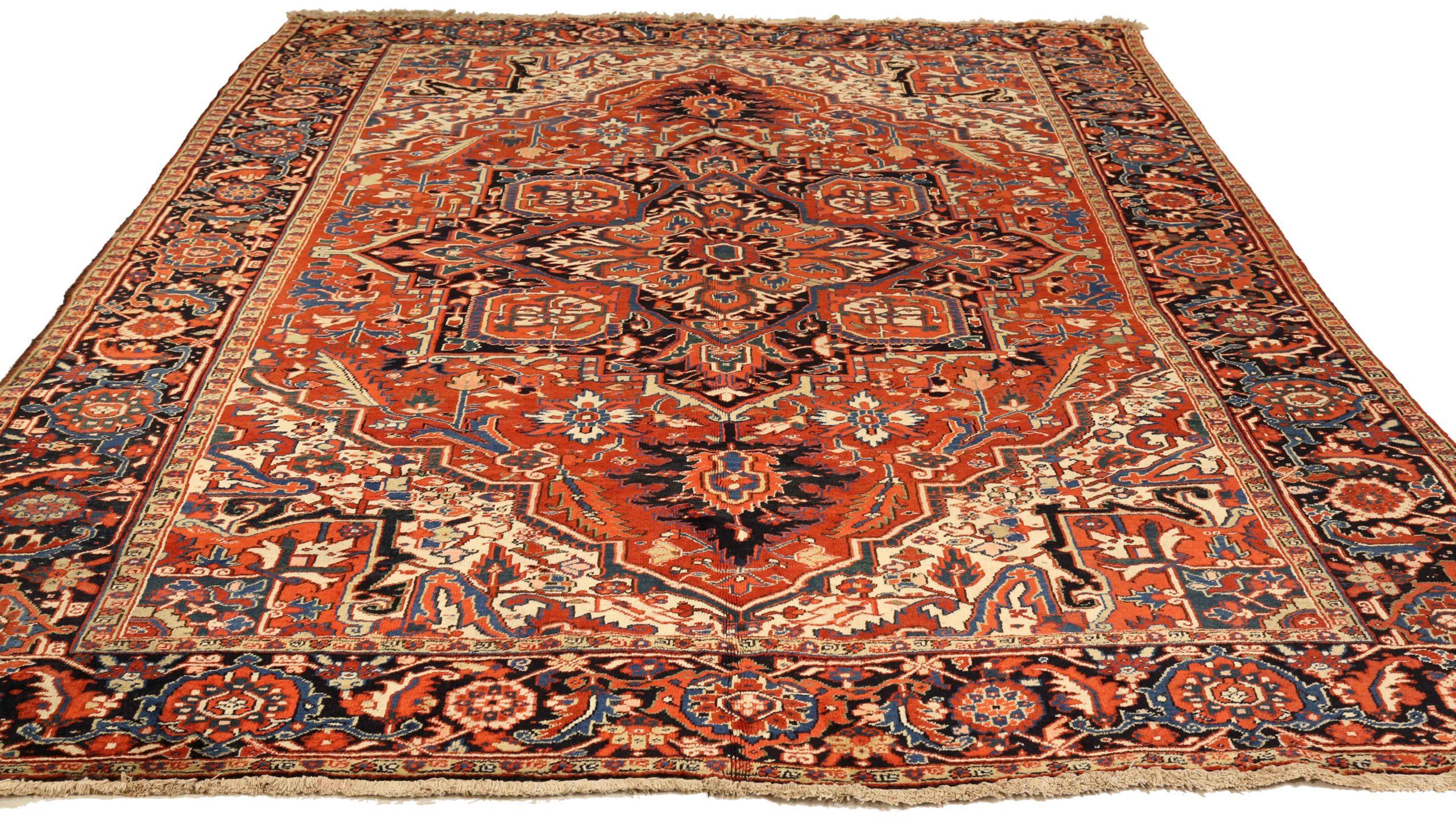Descubre la elegancia de las alfombras persas Heriz de Circa 1910. Diseñado con Lana y MarfilAzul MarinoRojo, este diseño exclusivo es perfecto para realzar tu espacio.