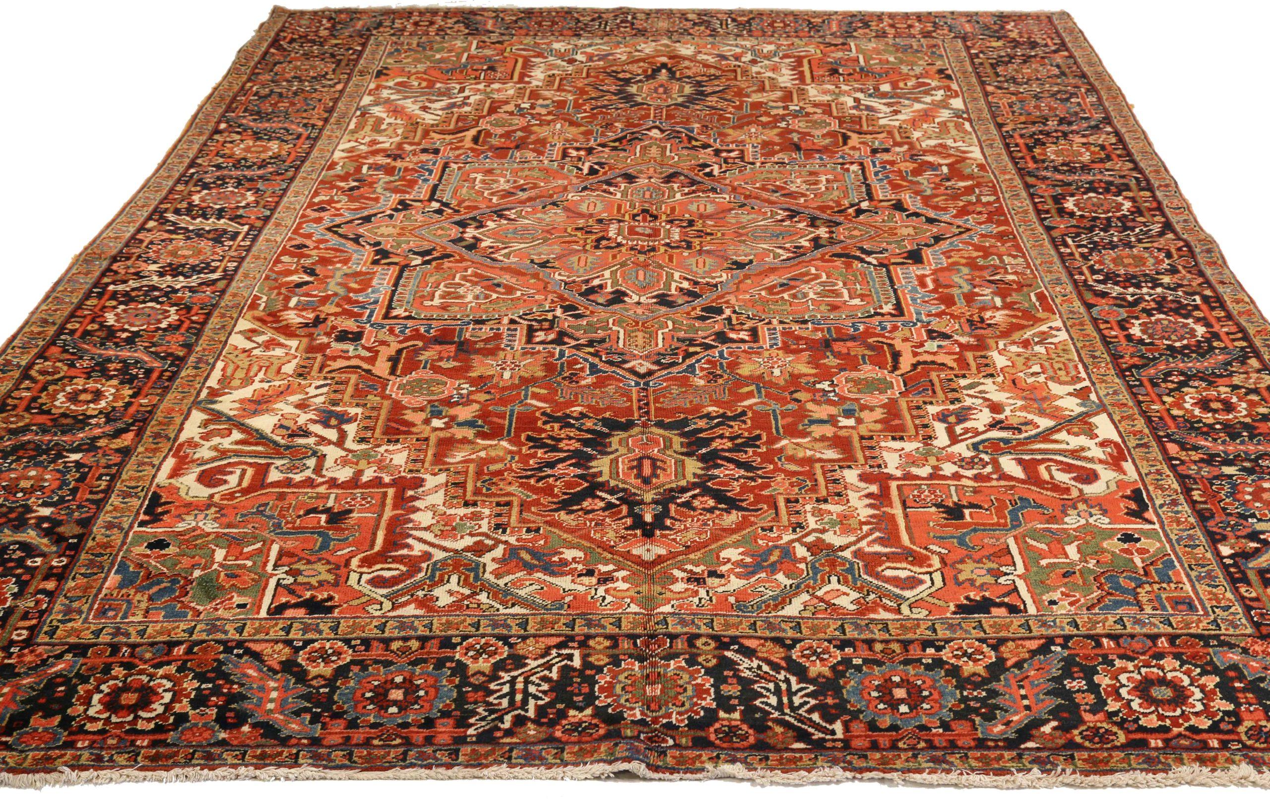 Scopri l'eleganza dei tappeti persiani Heriz con le caratteristiche dei tappeti CIRCA del 1910. Progettato con lana e avorio e blu-rosso, questo design esclusivo è perfetto per valorizzare il tuo spazio.