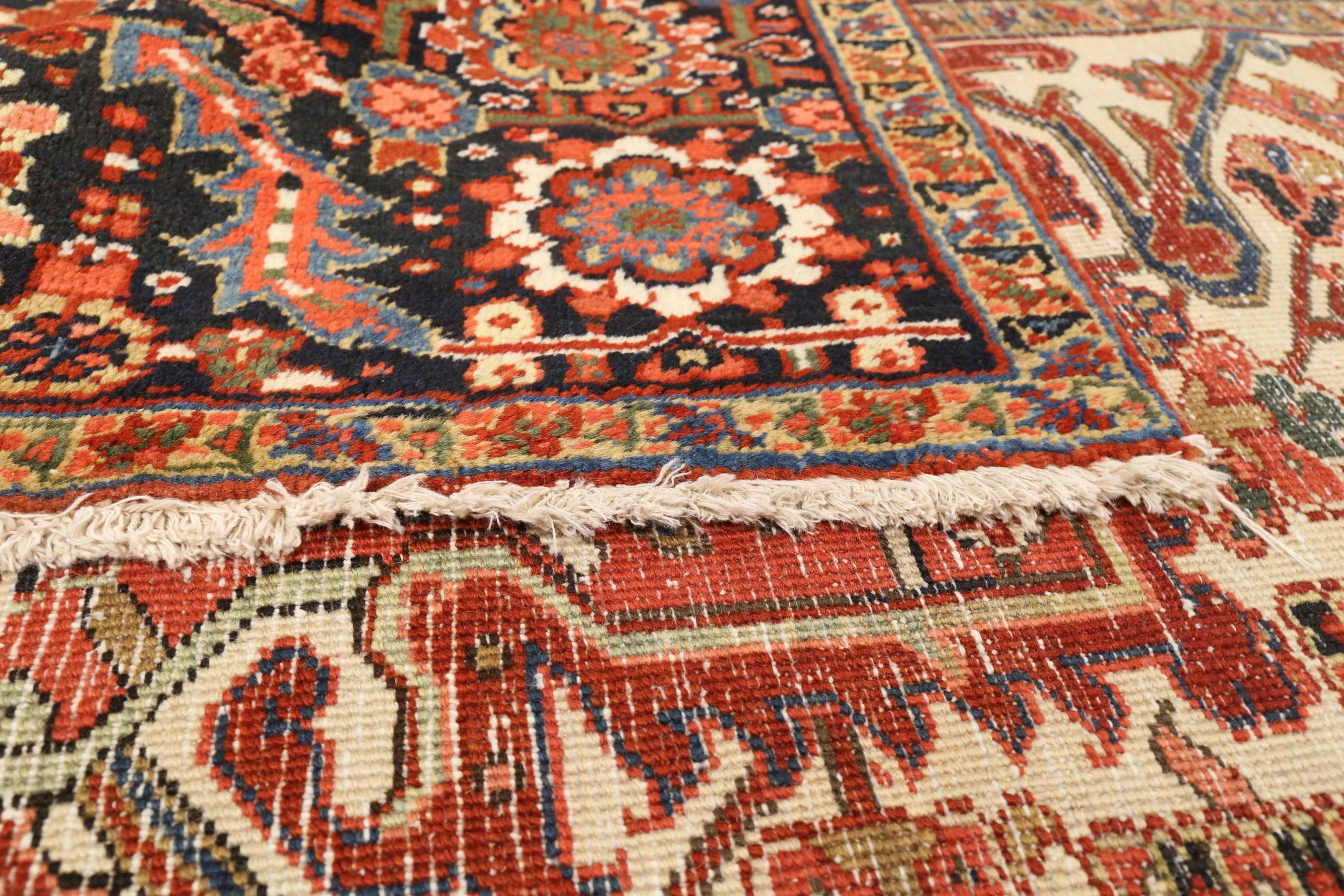 Tappeti persiani Heriz Circa 1910 - Lana Avorio Blu Navy Rosso Design - 75462 In condizioni ottime in vendita a Dallas, TX