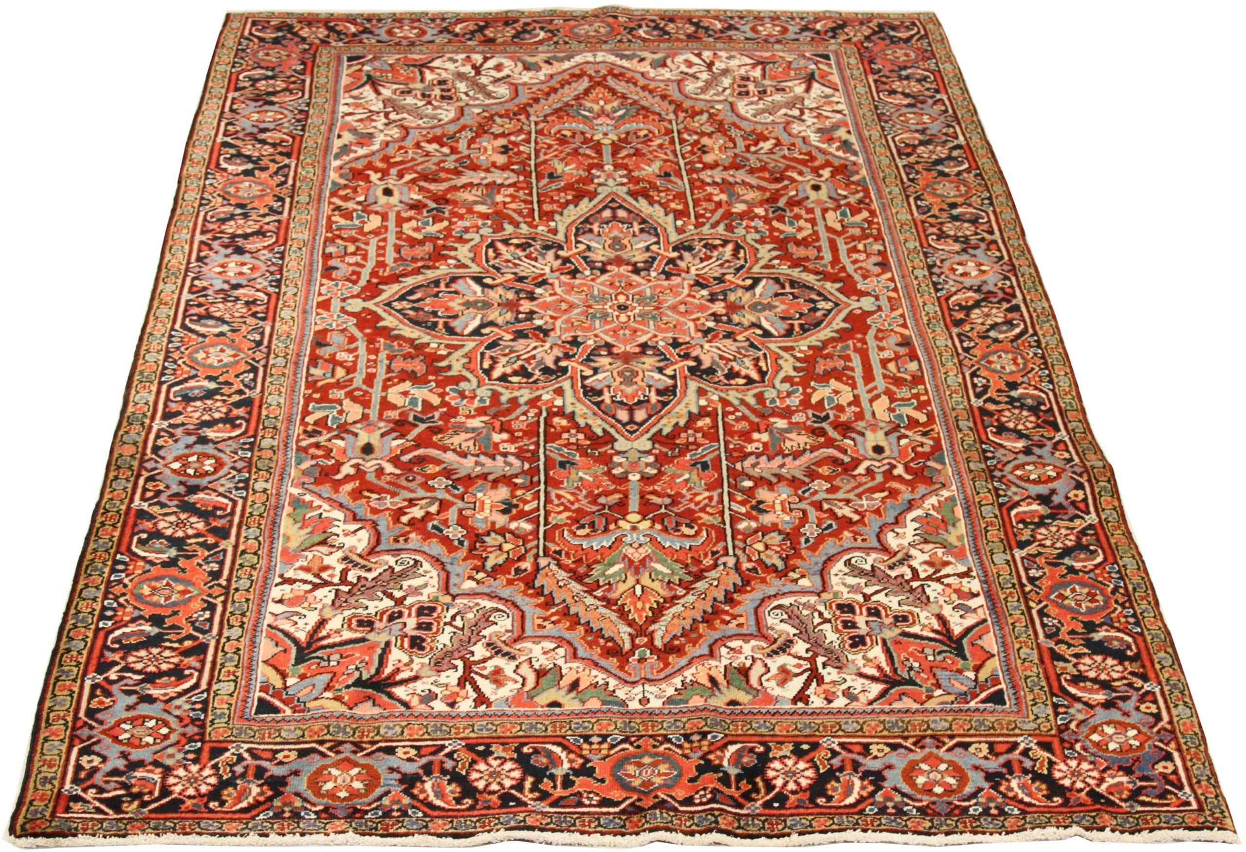 Scopri l'eleganza dei tappeti persiani Heriz con le caratteristiche dei tappeti CIRCA del 1910. Progettato con lana e avorio e blu-rosso, questo design esclusivo è perfetto per valorizzare il tuo spazio.