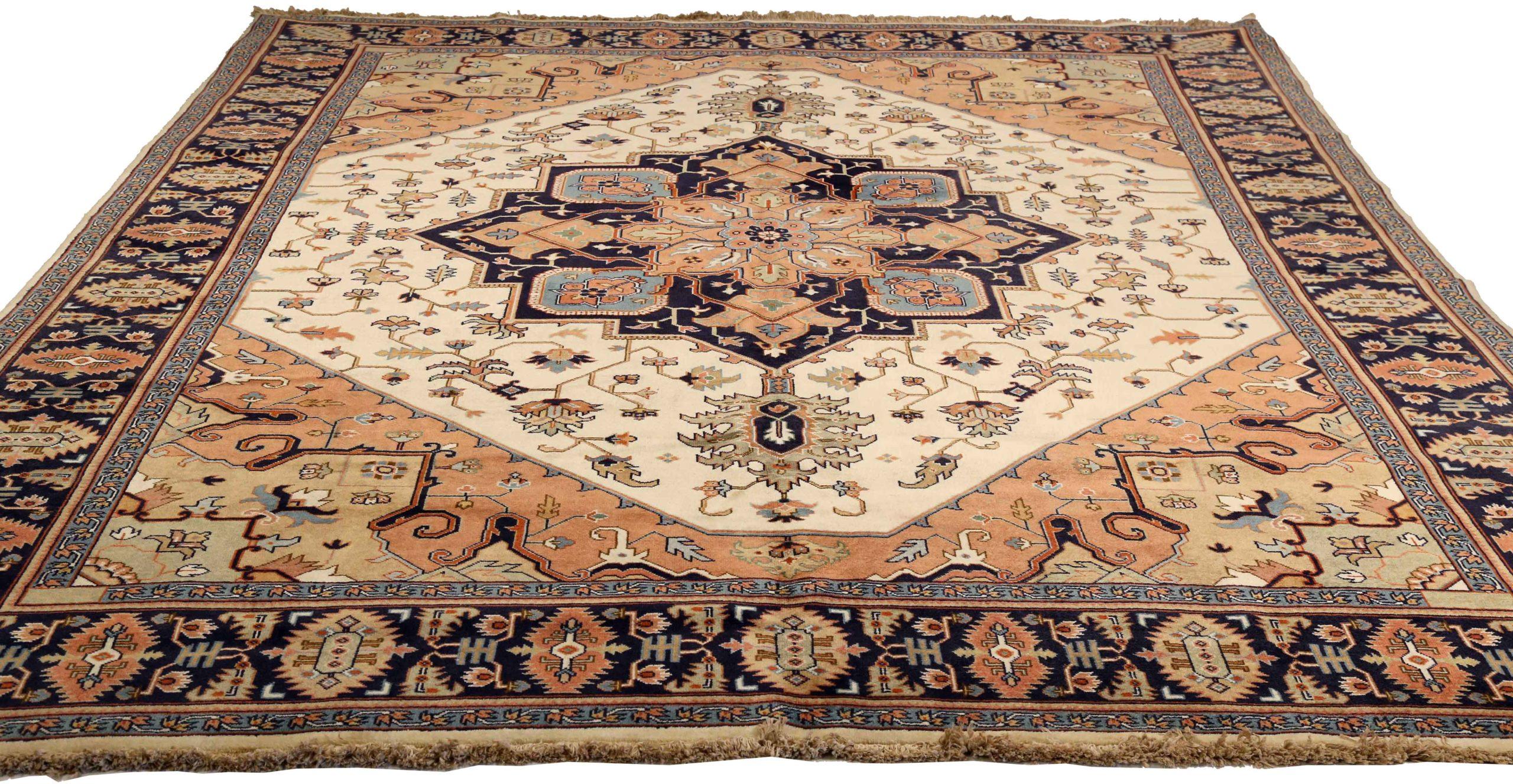 Descubre la elegancia de las alfombras persas Heriz de Circa 1940. Diseñado con Lana y MarfilAzul MarinoRojo, este diseño exclusivo es perfecto para realzar tu espacio.