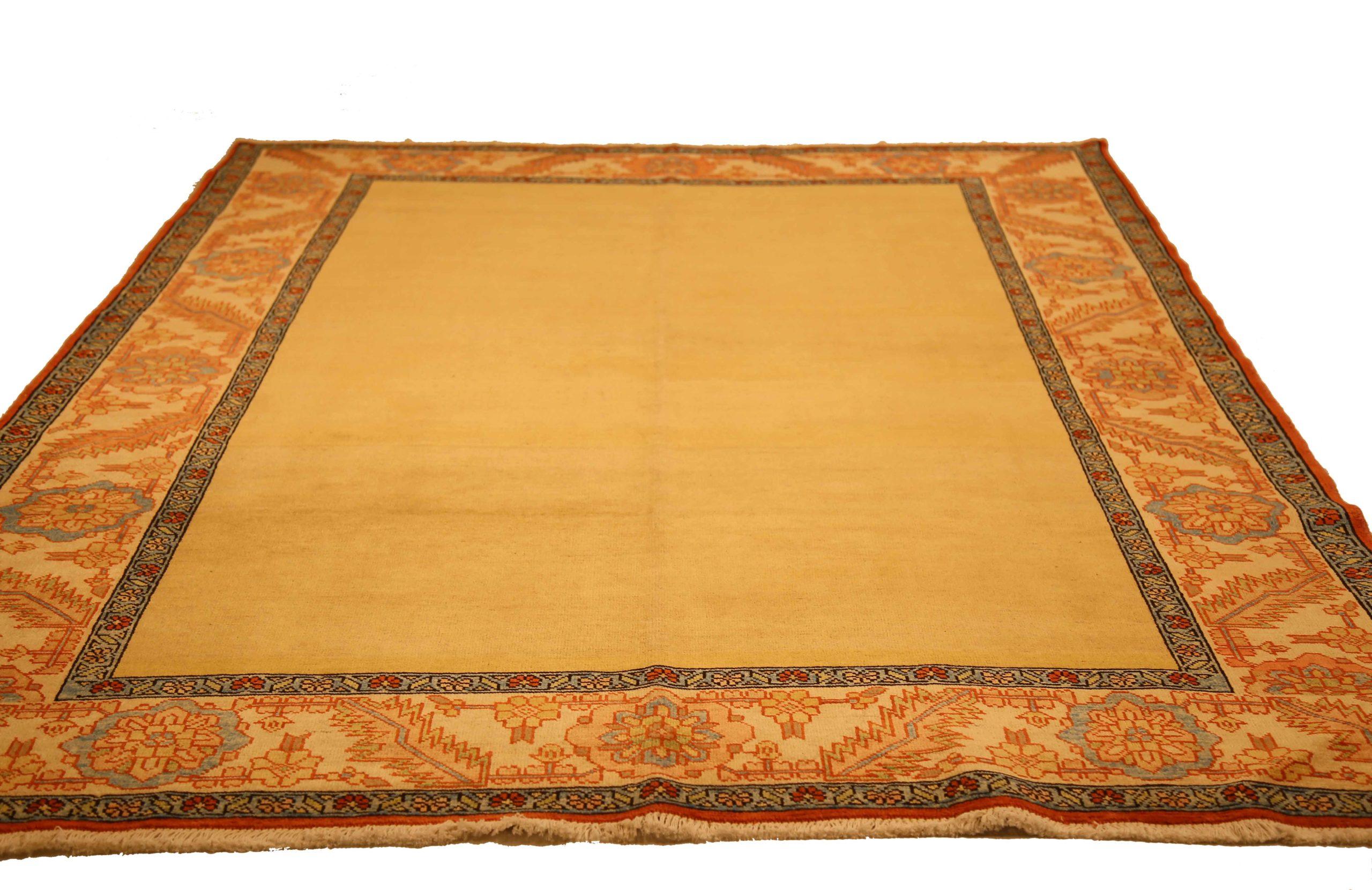Entdecken Sie die Eleganz des persischen Heriz mit Teppichen aus der Zeit um 1970. Dieses exklusive Design aus Wolle und Elfenbeingelb ist perfekt, um Ihren Raum zu verschönern.