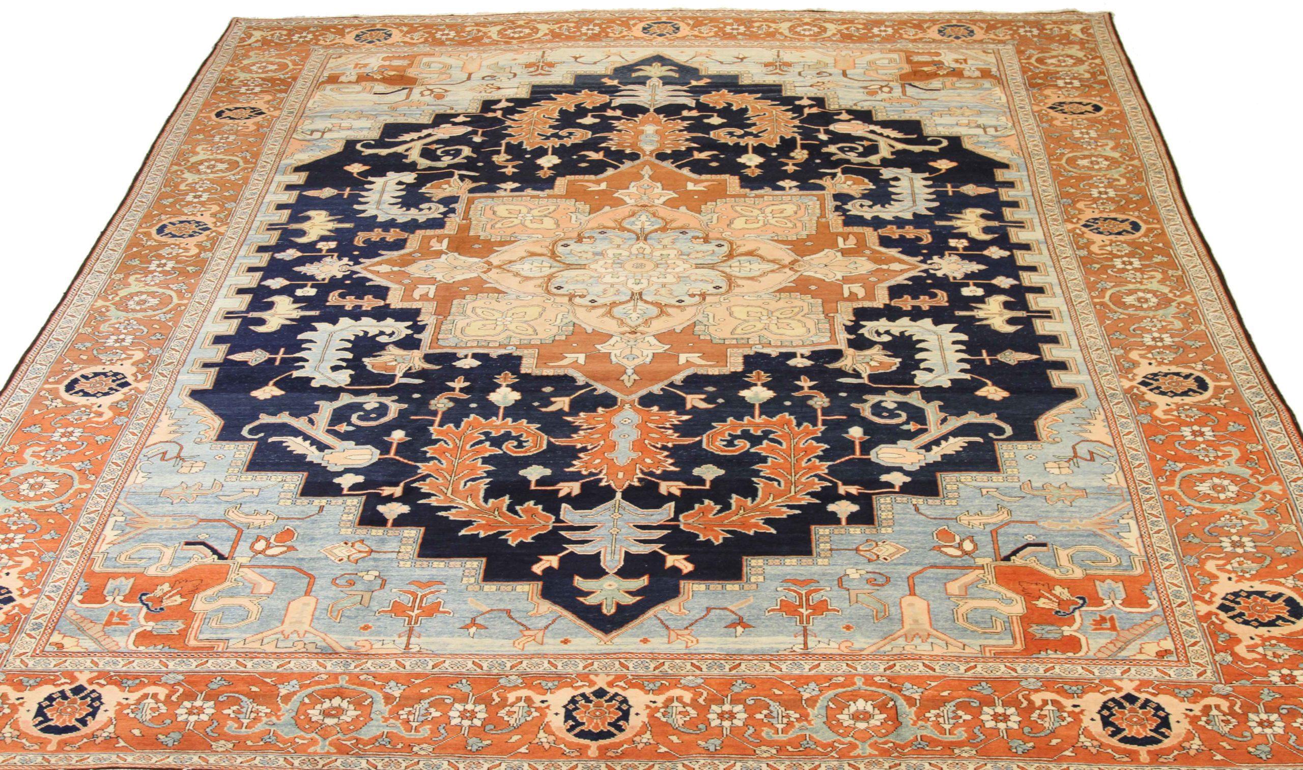 Scopri l'eleganza dei tappeti persiani Heriz. Progettato con una meticolosa attenzione ai dettagli, questo design esclusivo è perfetto per valorizzare il tuo spazio.